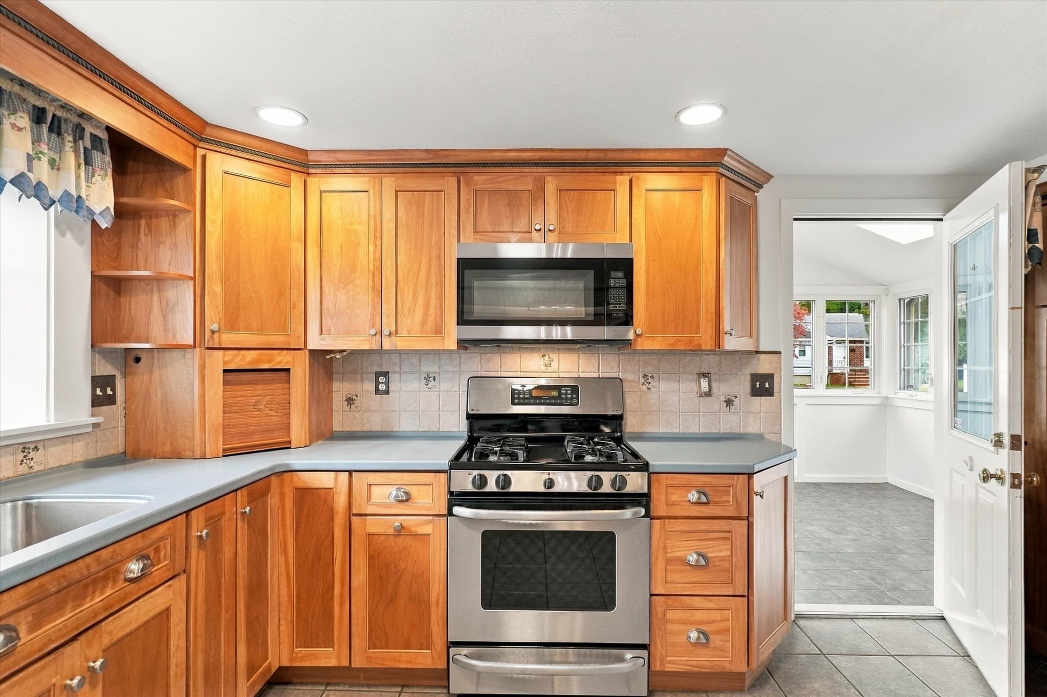 Single Family Residence at 1 Will Sawyer St, Peabody MA 01960, photo 6 of 41