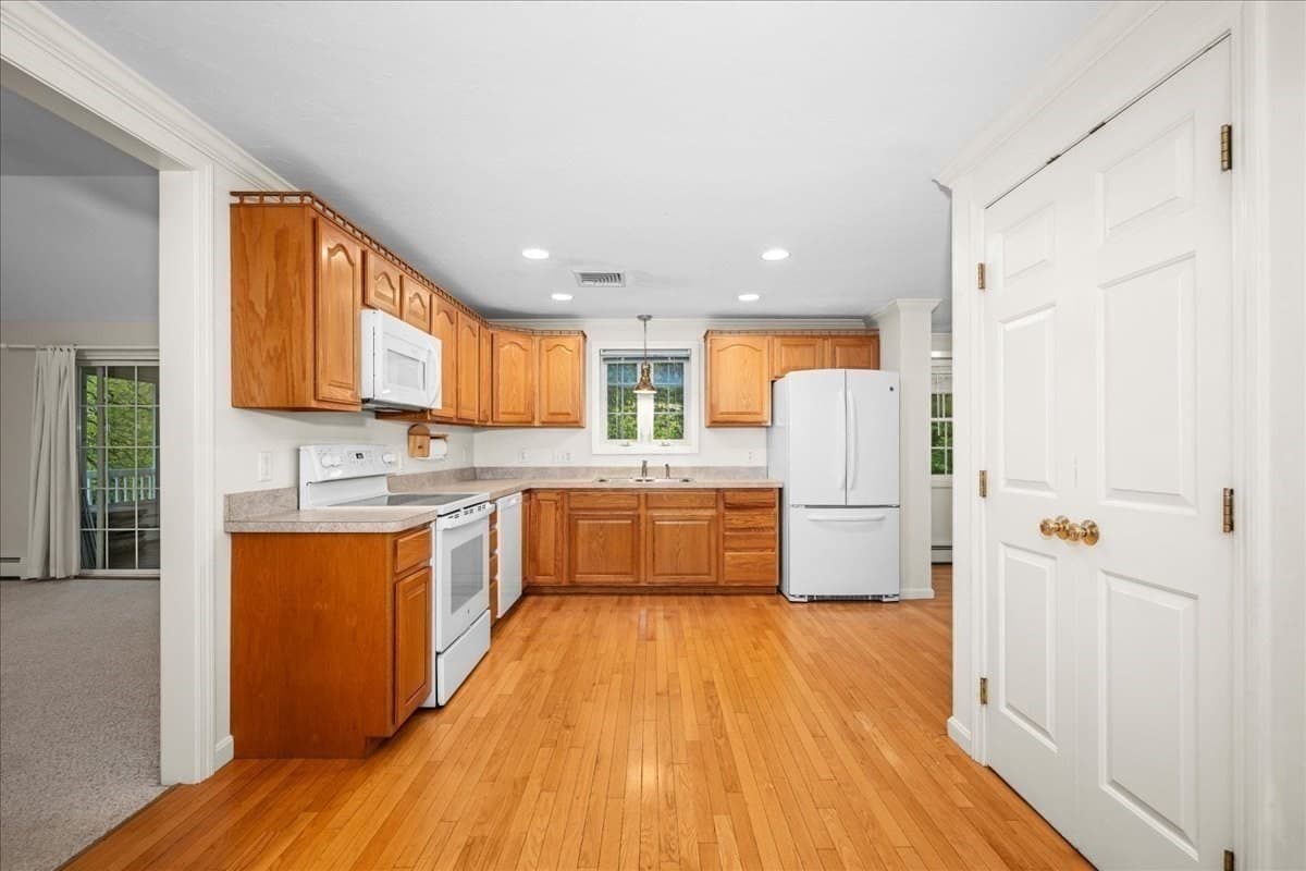 Single Family Residence at 2 Gwen Dr, Auburn MA 01501, photo 6 of 42