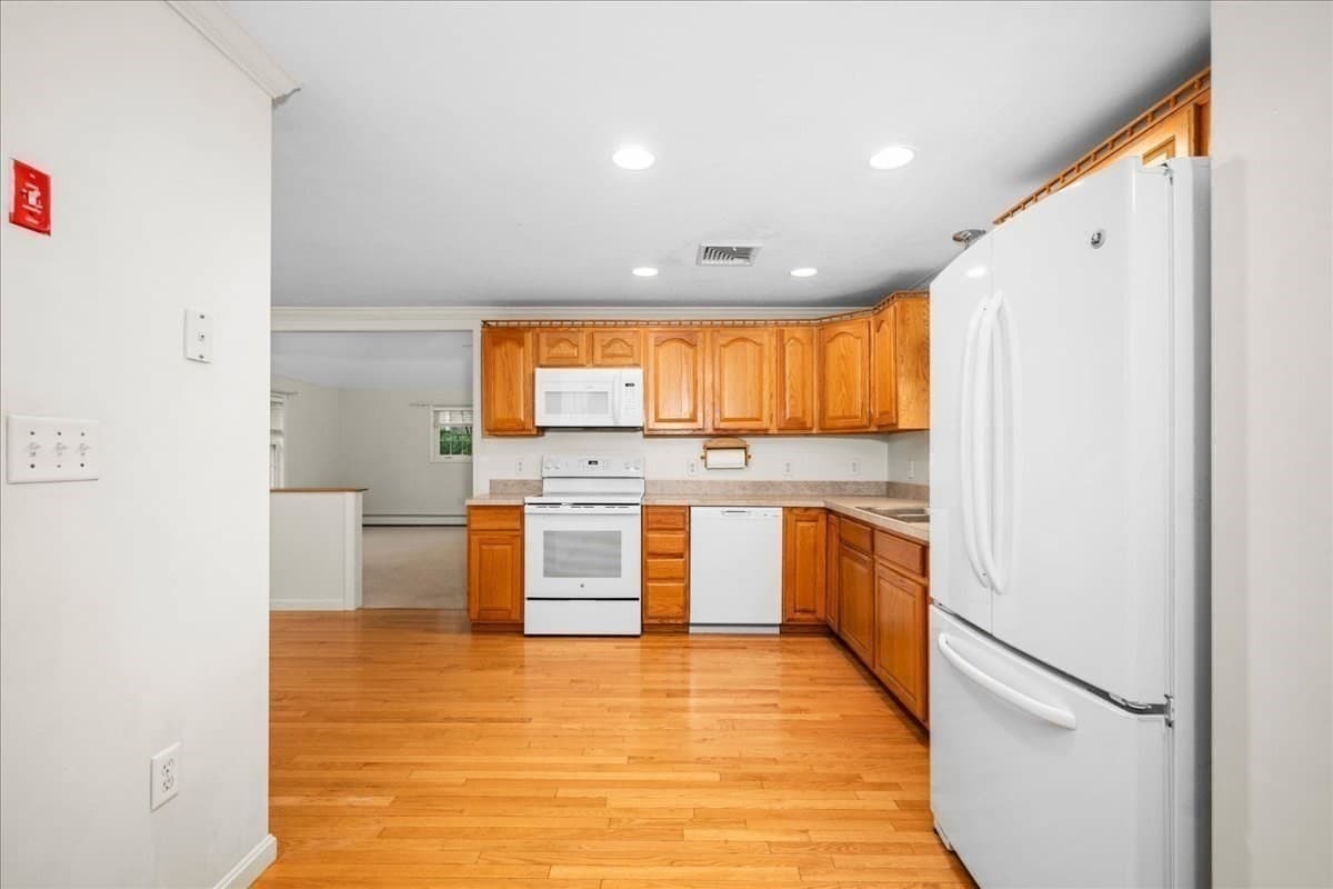 Single Family Residence at 2 Gwen Dr, Auburn MA 01501, photo 7 of 42