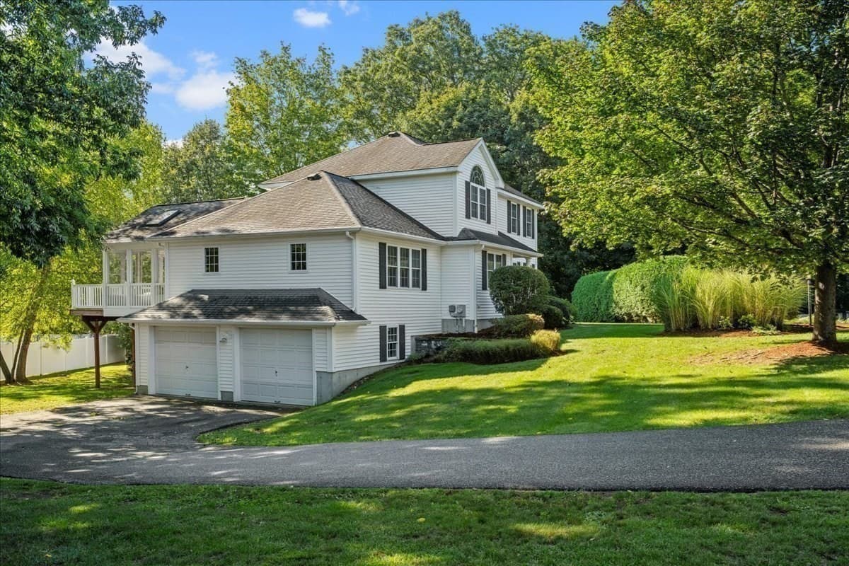 Single Family Residence at 2 Gwen Dr, Auburn MA 01501, photo 3 of 42