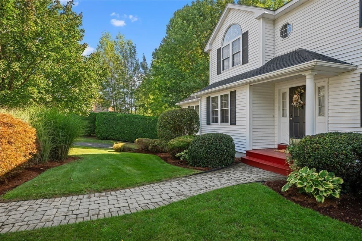 Single Family Residence at 2 Gwen Dr, Auburn MA 01501, photo 4 of 42