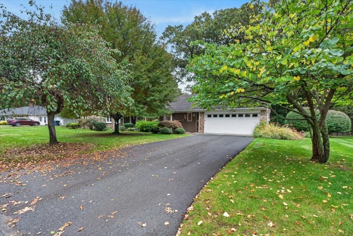 Single Family Residence at 25 Ridgeway Circle, Springfield MA 01118, photo 2 of 33