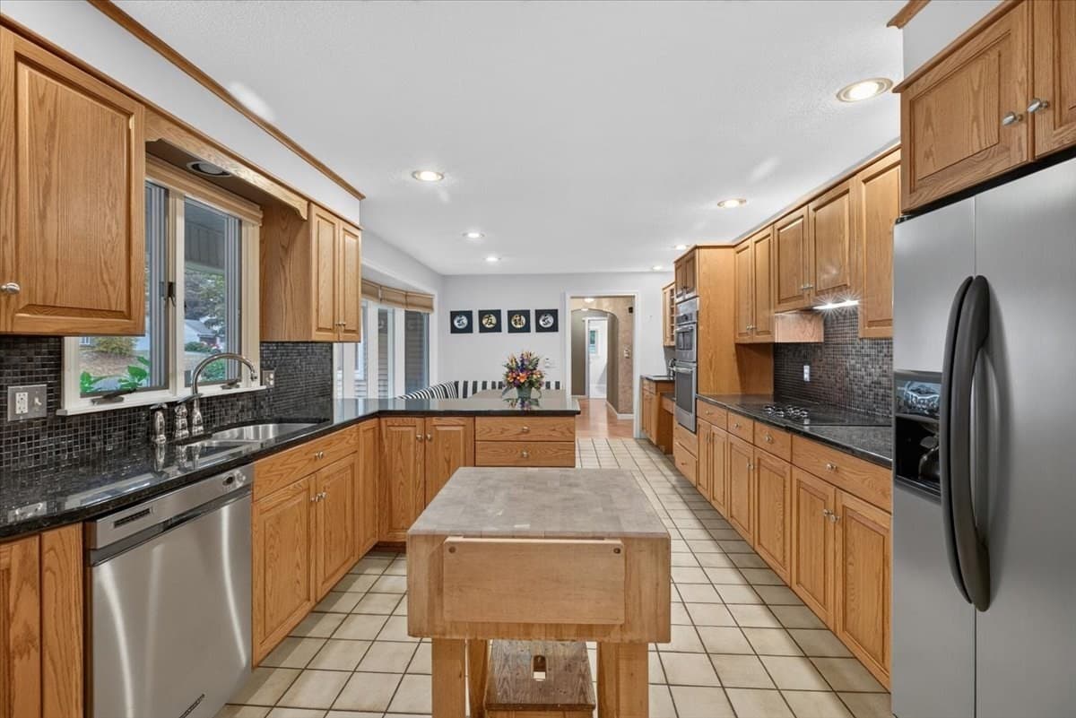 Single Family Residence at 25 Ridgeway Circle, Springfield MA 01118, photo 7 of 33