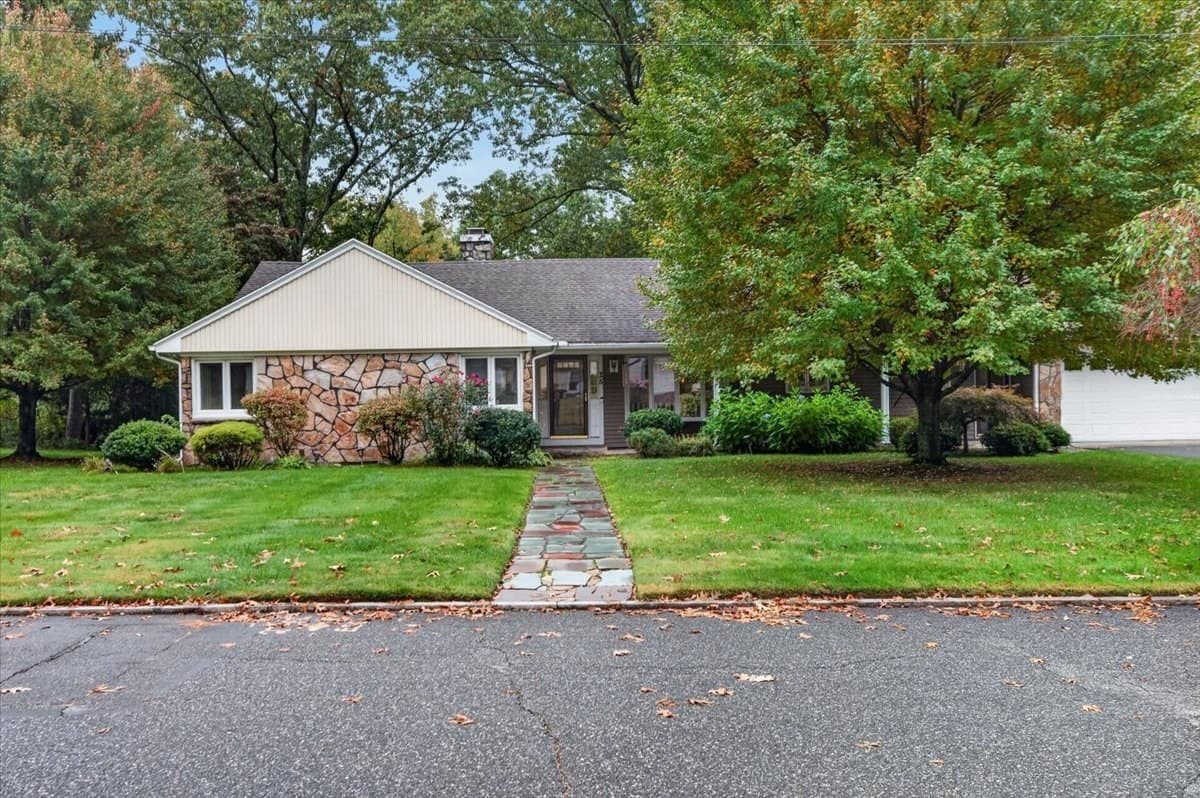Single Family Residence at 25 Ridgeway Circle, Springfield MA 01118, photo 3 of 33