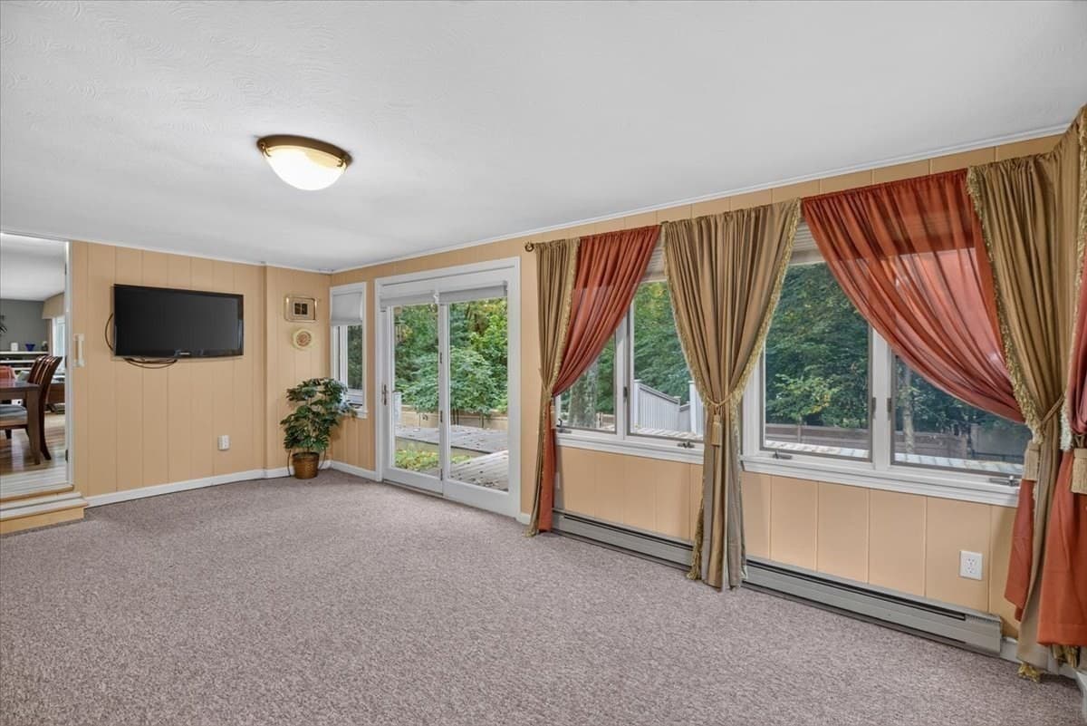 Single Family Residence at 25 Ridgeway Circle, Springfield MA 01118, photo 15 of 33