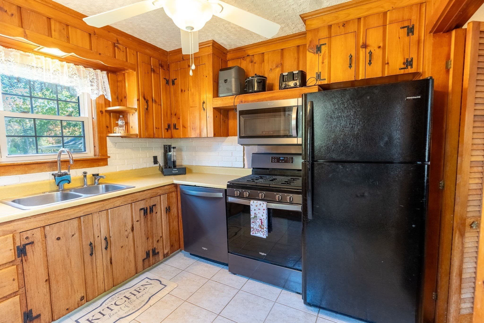 Single Family Residence at 15 Hiller Ave, Fairhaven MA 02719, photo 16 of 26
