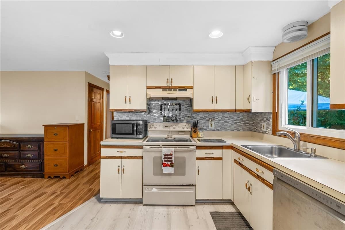 Single Family Residence at 37 Donna Dr, Plymouth MA 02360, photo 12 of 32