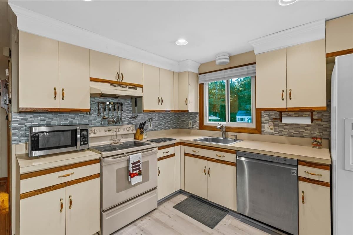 Single Family Residence at 37 Donna Dr, Plymouth MA 02360, photo 9 of 32