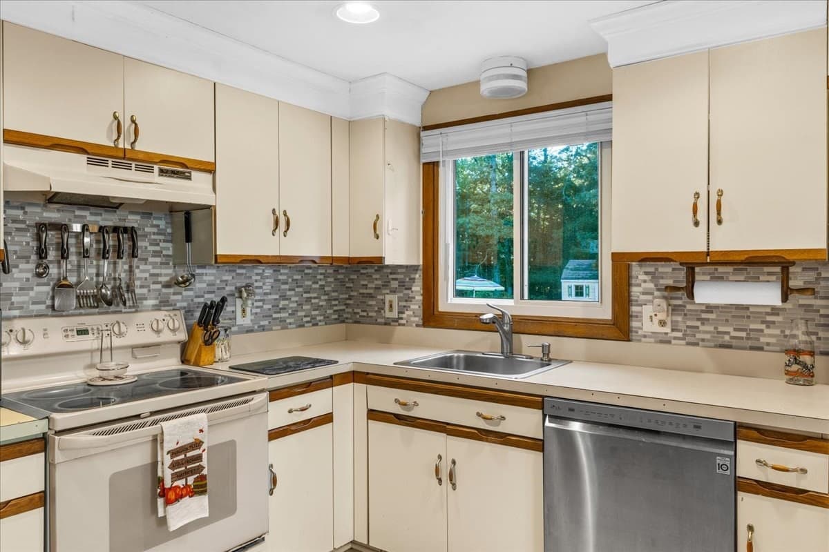 Single Family Residence at 37 Donna Dr, Plymouth MA 02360, photo 10 of 32