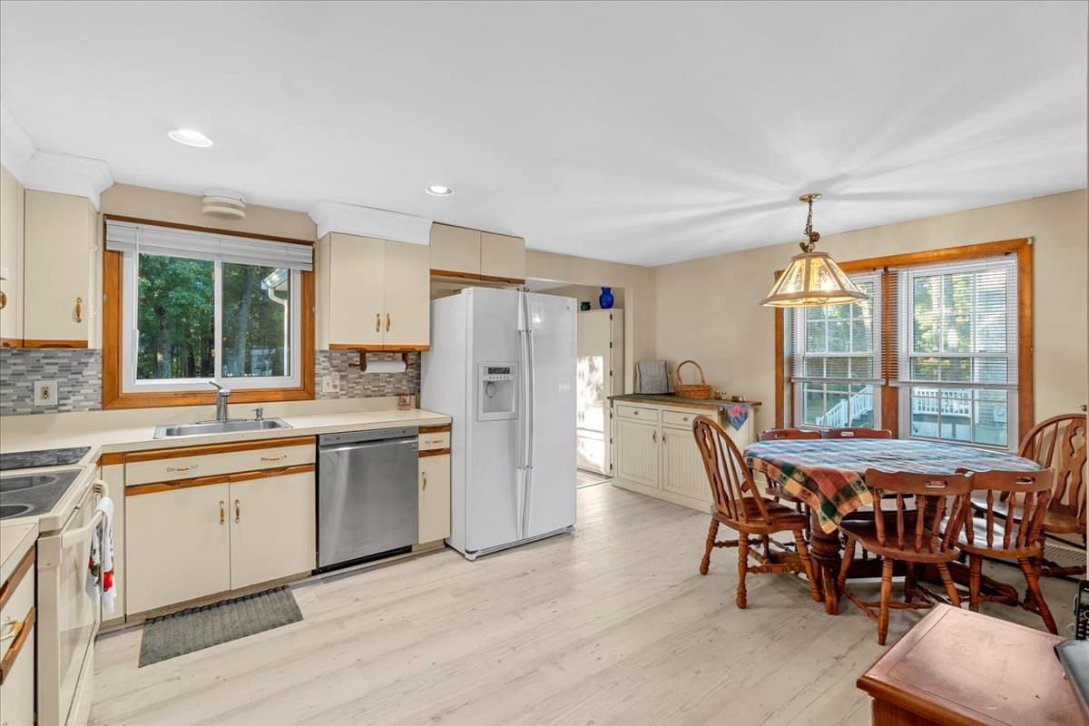 Single Family Residence at 37 Donna Dr, Plymouth MA 02360, photo 15 of 32
