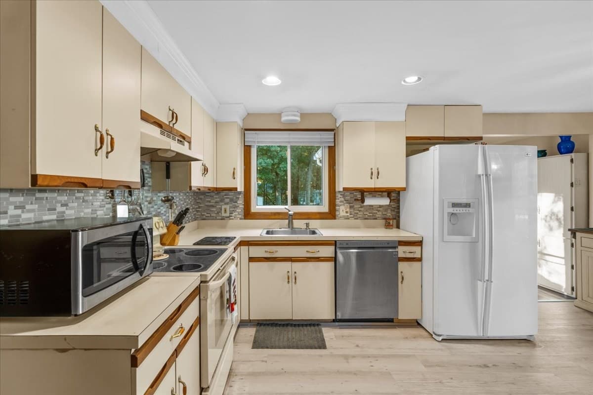 Single Family Residence at 37 Donna Dr, Plymouth MA 02360, photo 11 of 32