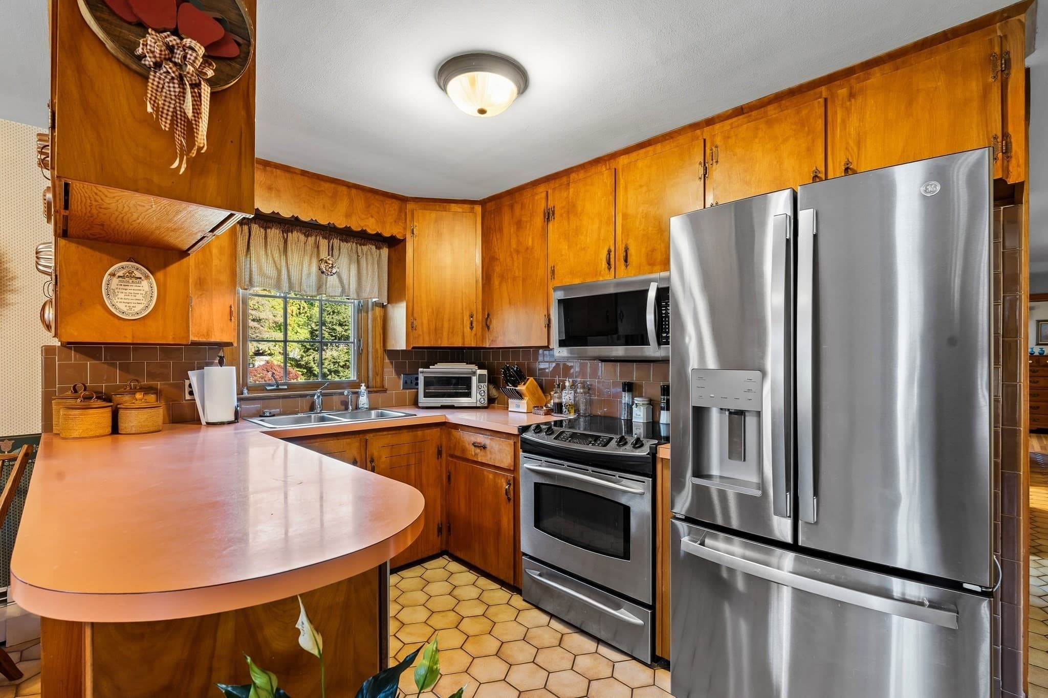 Single Family Residence at 141 Olin Avenue, Fitchburg MA 01420, photo 7 of 38