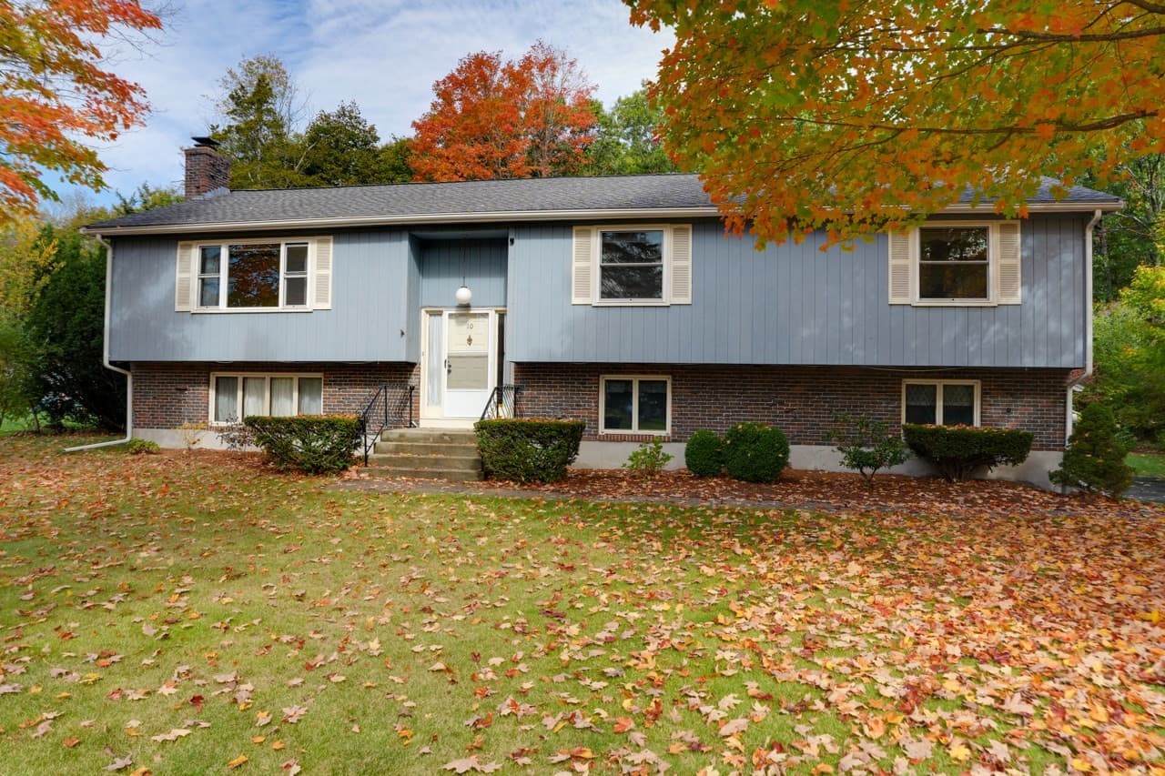 10 Roundwood Rd, Natick MA 01760