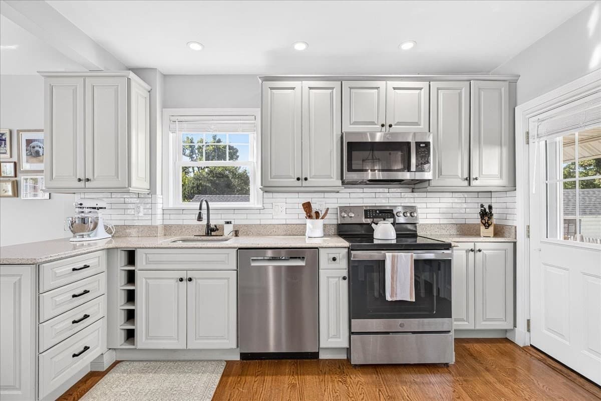 Single Family Residence at 8 Sunnyside Rd, Quincy MA 02169, Quincy, photo 9 of 40