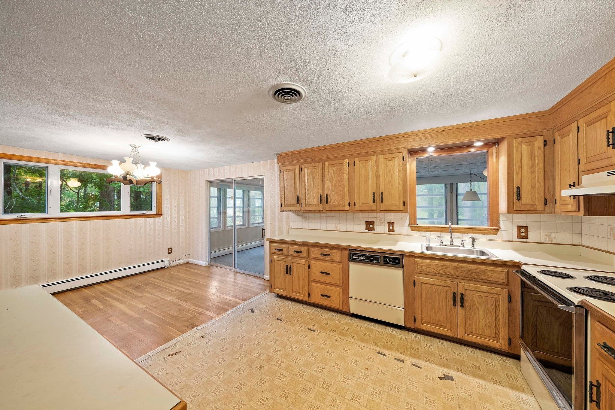 Single Family Residence at 23 Acorn Circle, Hanover MA 02339, photo 7 of 42
