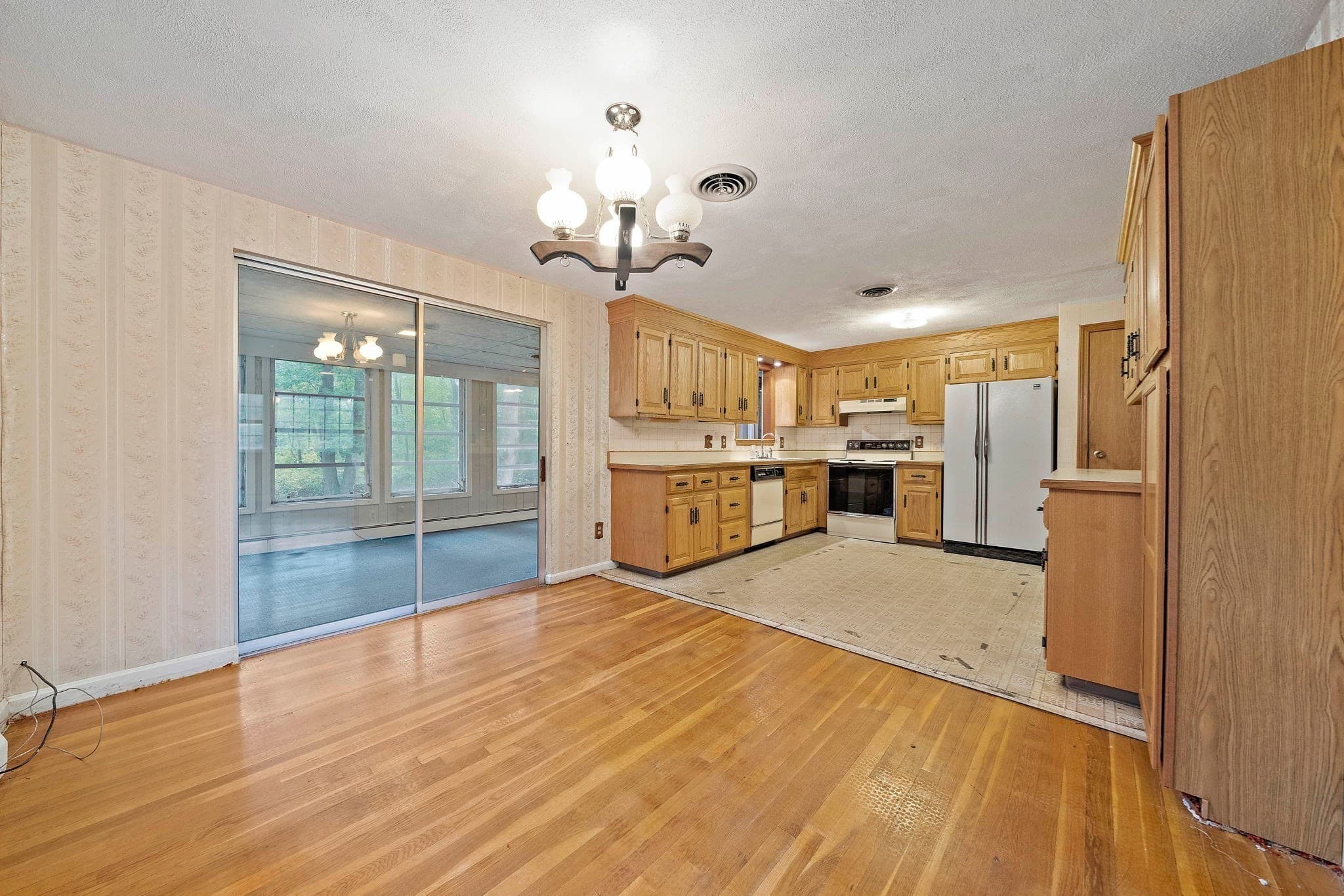 Single Family Residence at 23 Acorn Circle, Hanover MA 02339, photo 9 of 42