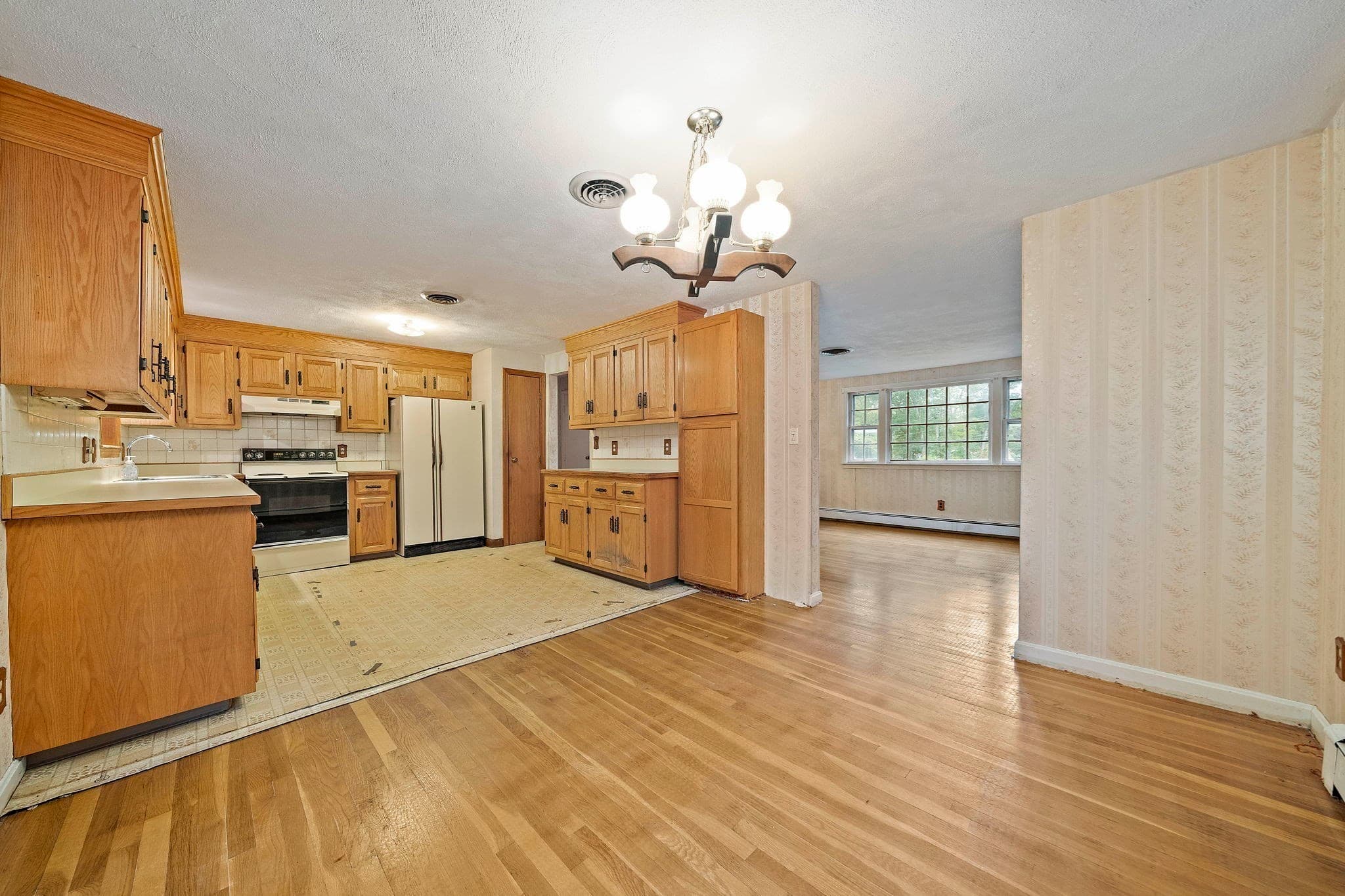 Single Family Residence at 23 Acorn Circle, Hanover MA 02339, photo 10 of 42