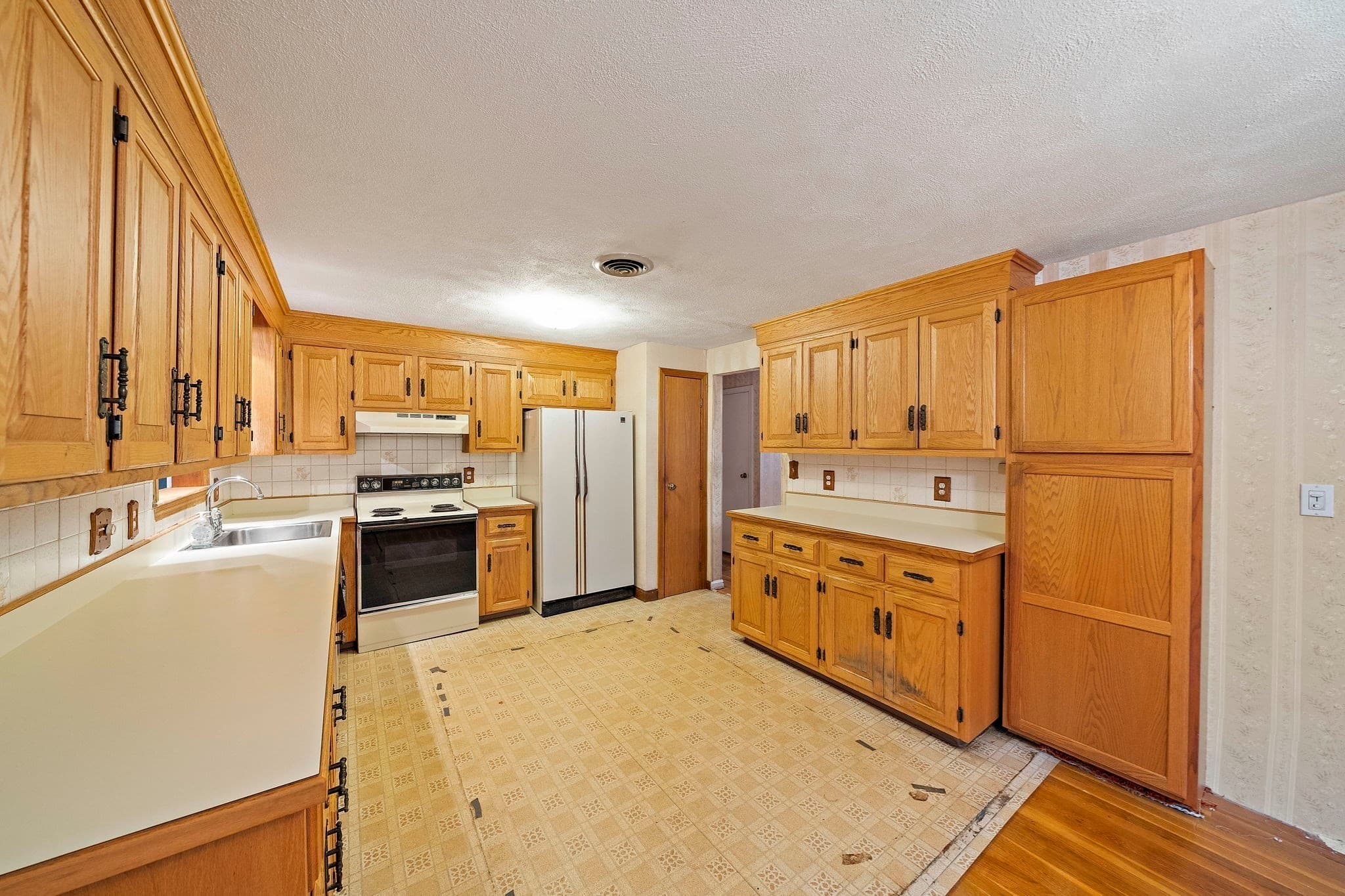 Single Family Residence at 23 Acorn Circle, Hanover MA 02339, photo 8 of 42