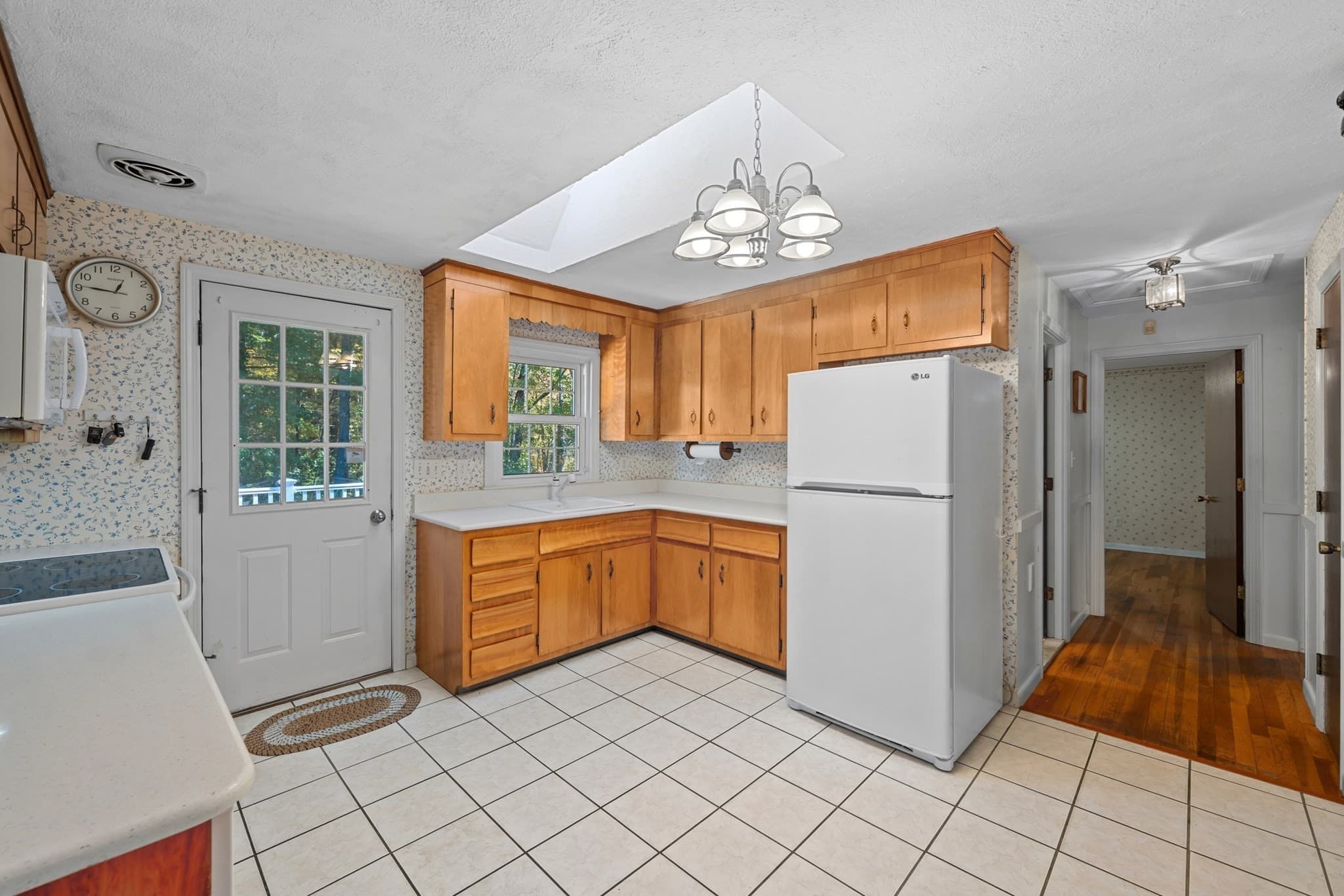 Single Family Residence at 42 Pinebrook Lane, Holden MA 01520, photo 9 of 32