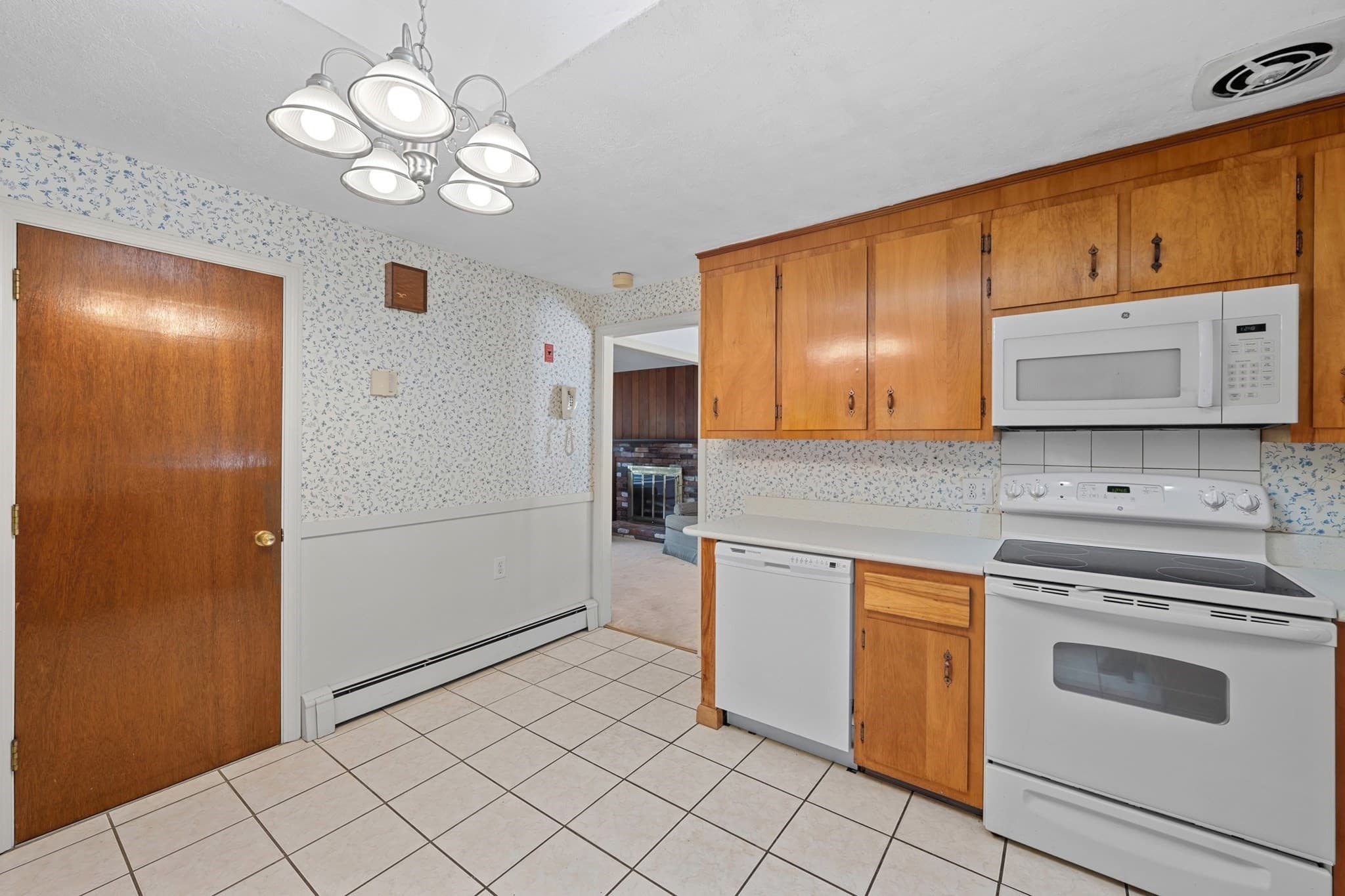 Single Family Residence at 42 Pinebrook Lane, Holden MA 01520, photo 10 of 32