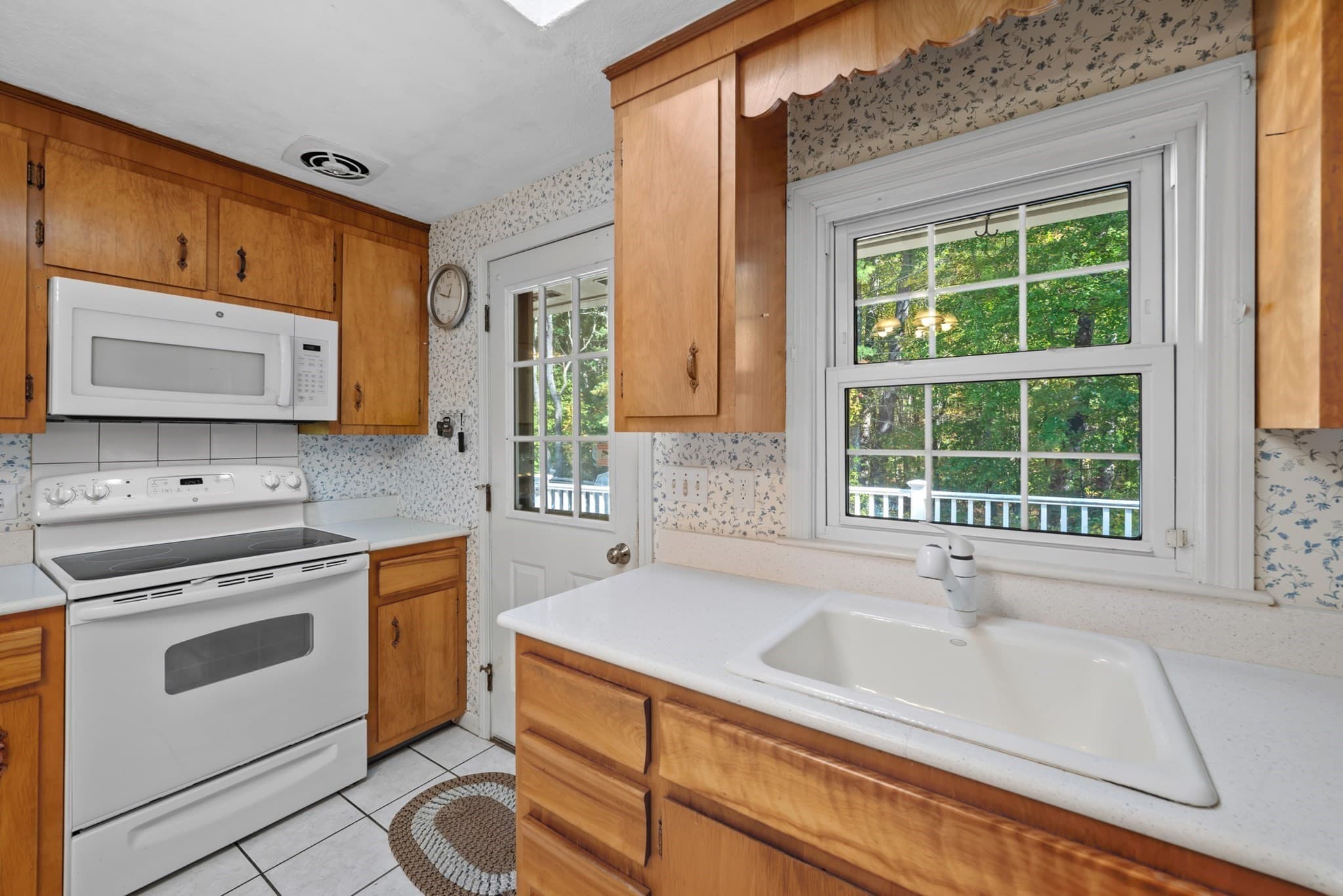 Single Family Residence at 42 Pinebrook Lane, Holden MA 01520, photo 11 of 32