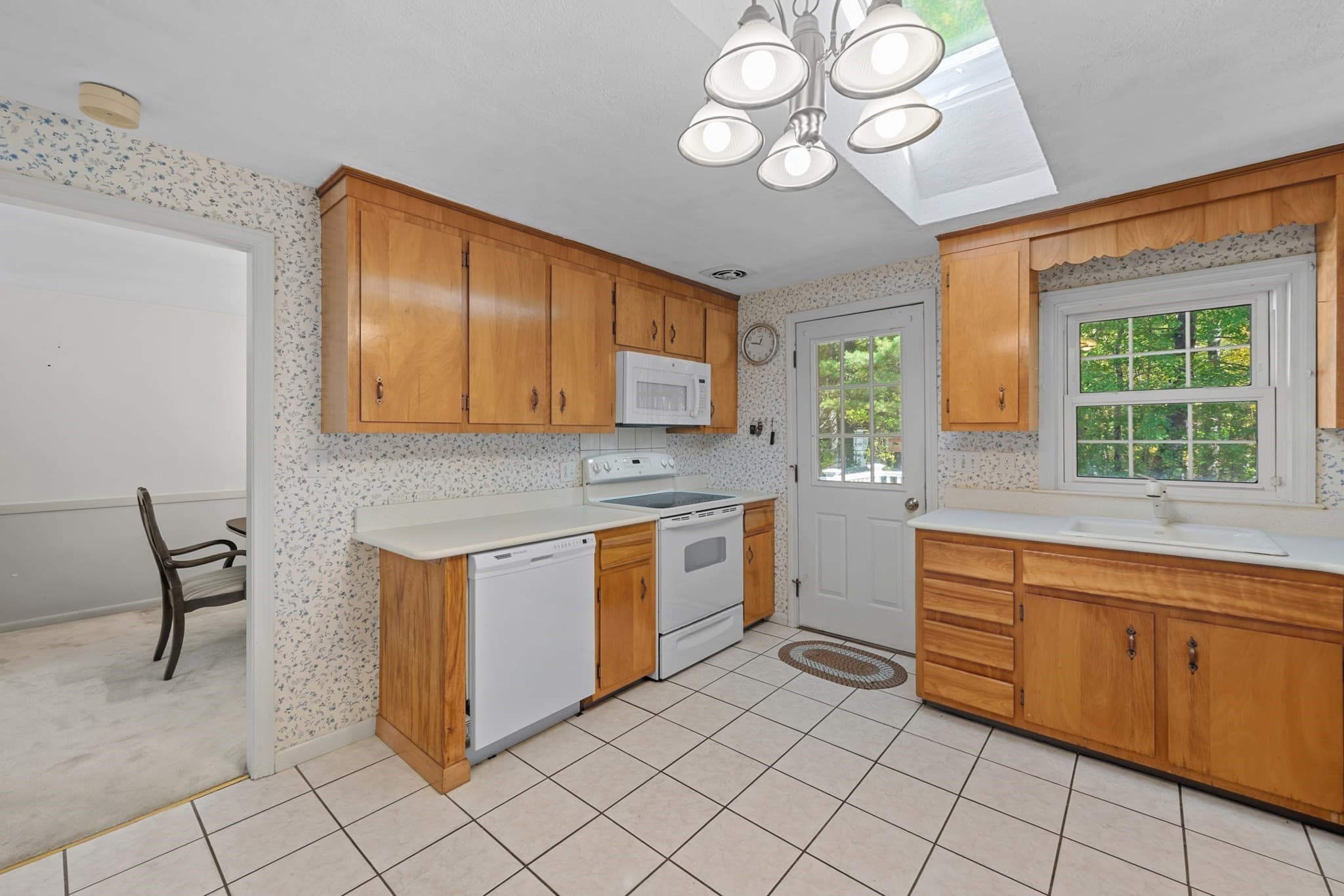 Single Family Residence at 42 Pinebrook Lane, Holden MA 01520, photo 8 of 32