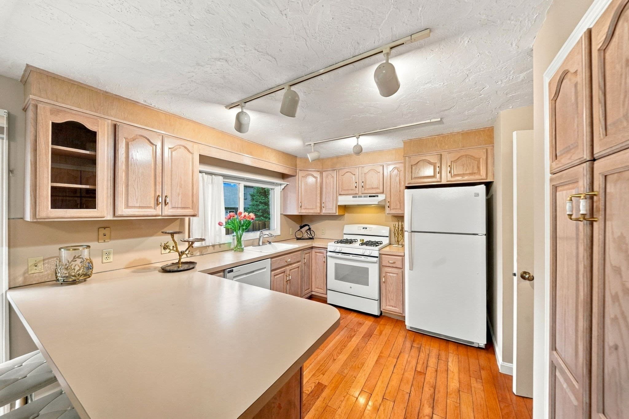 Condominium at 399 Pond St # D1, Braintree MA 02184, photo 3 of 40
