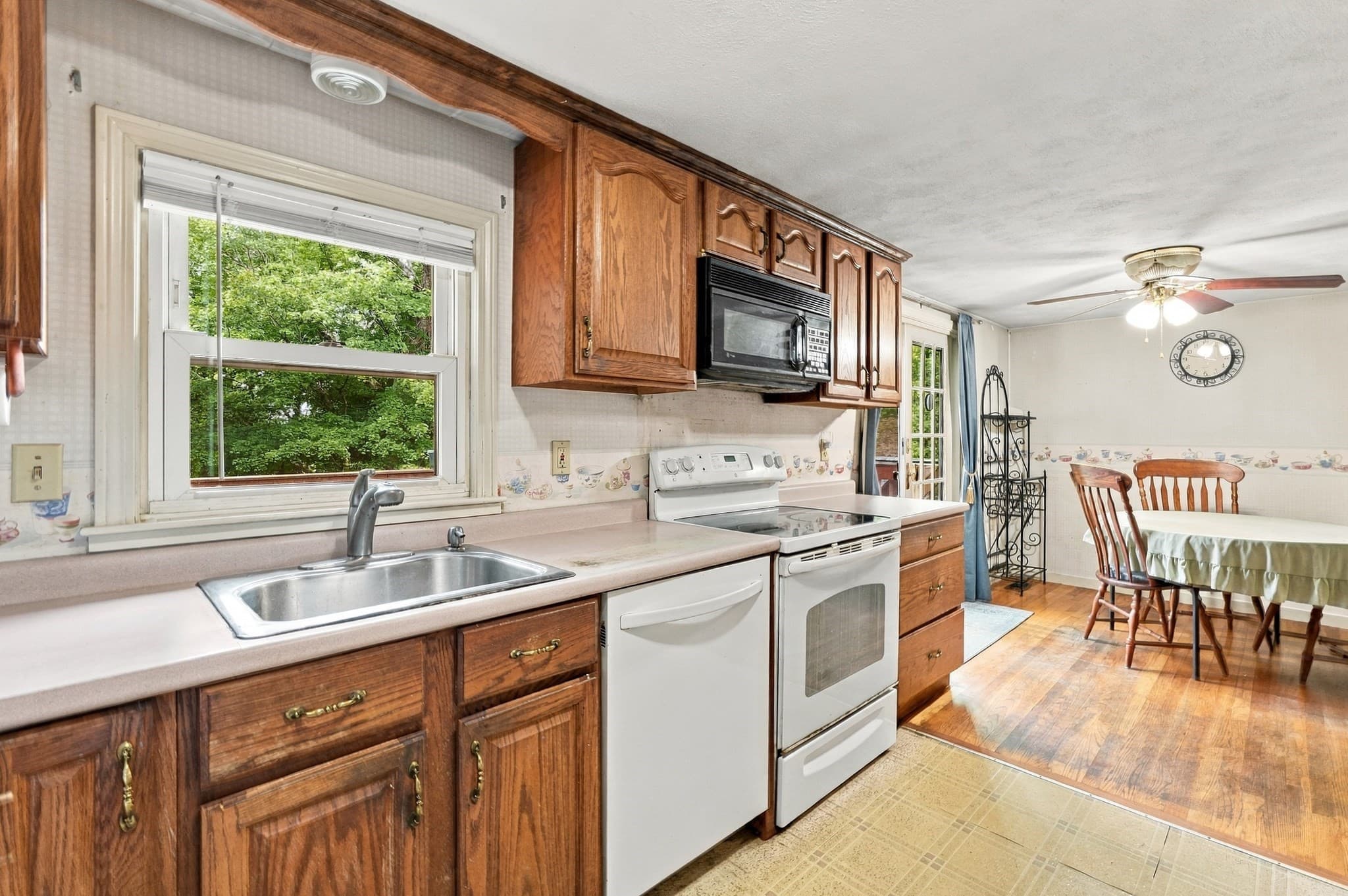 Single Family Residence at 27 Old Meetinghouse Road, Auburn MA 01501, photo 12 of 36