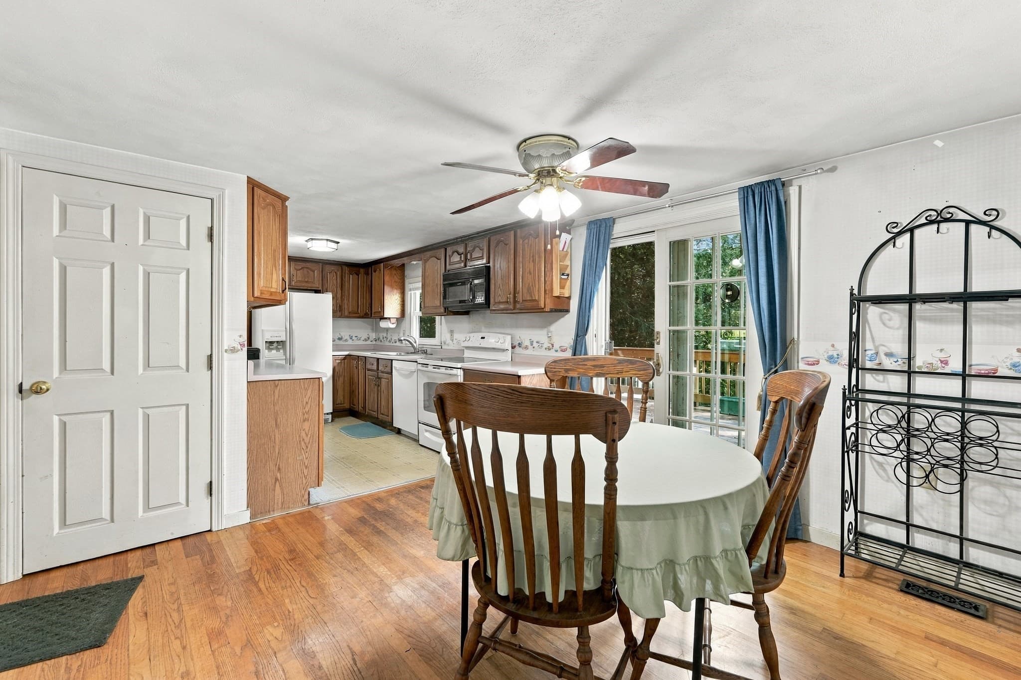 Single Family Residence at 27 Old Meetinghouse Road, Auburn MA 01501, photo 8 of 36