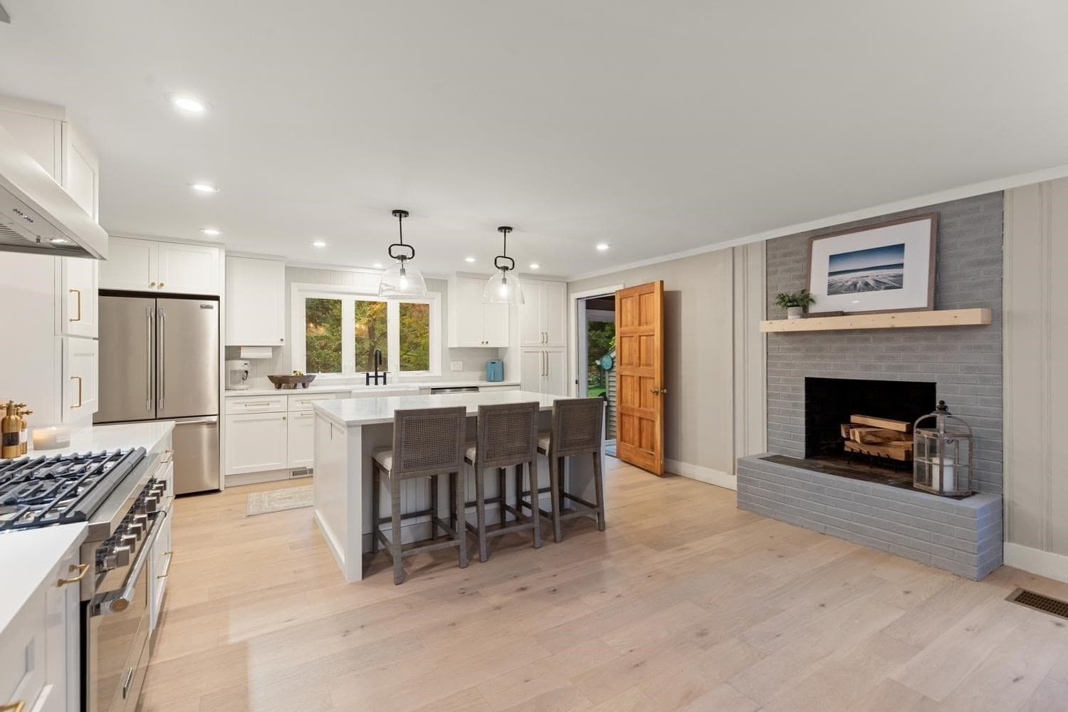 Single Family Residence at 124 Hillside Rd, North Andover MA 01845, photo 8 of 37