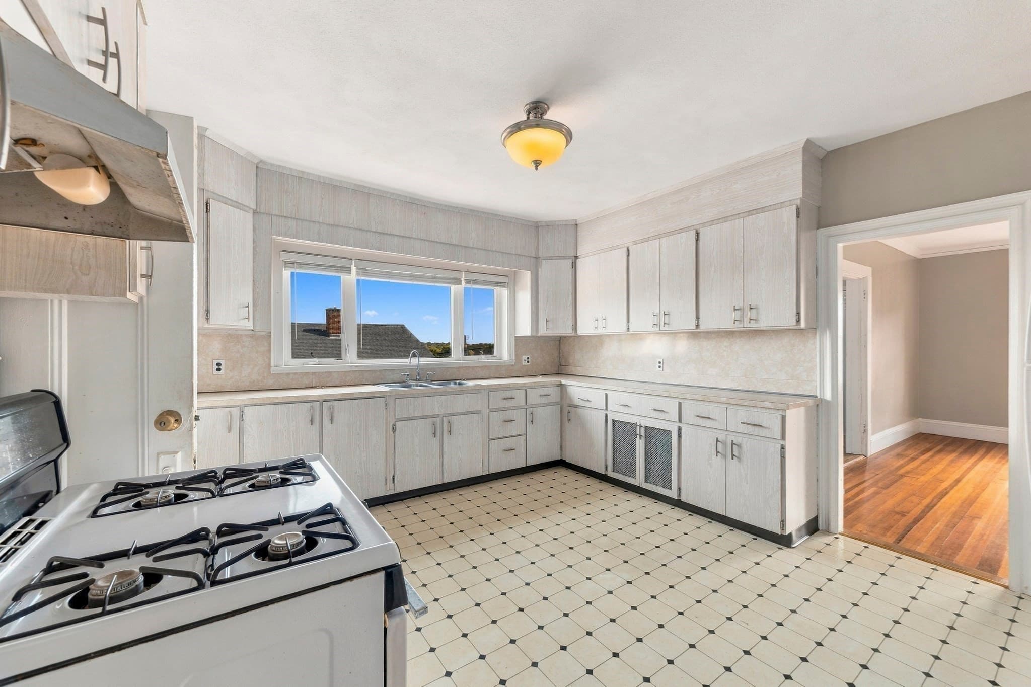 3 Family at 260 Metropolitan Ave, Boston MA 02131, photo 12 of 19