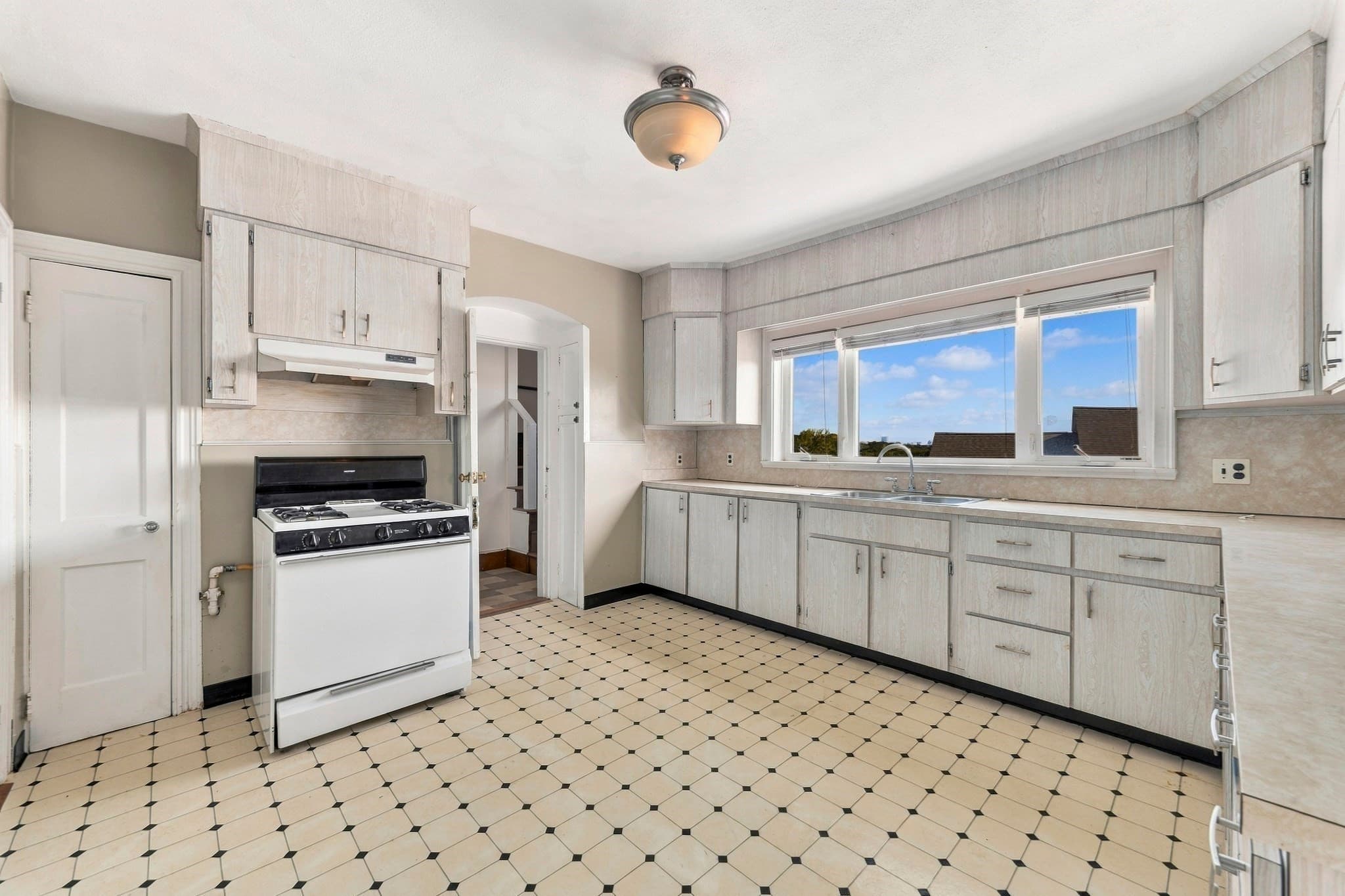 3 Family at 260 Metropolitan Ave, Boston MA 02131, photo 10 of 19