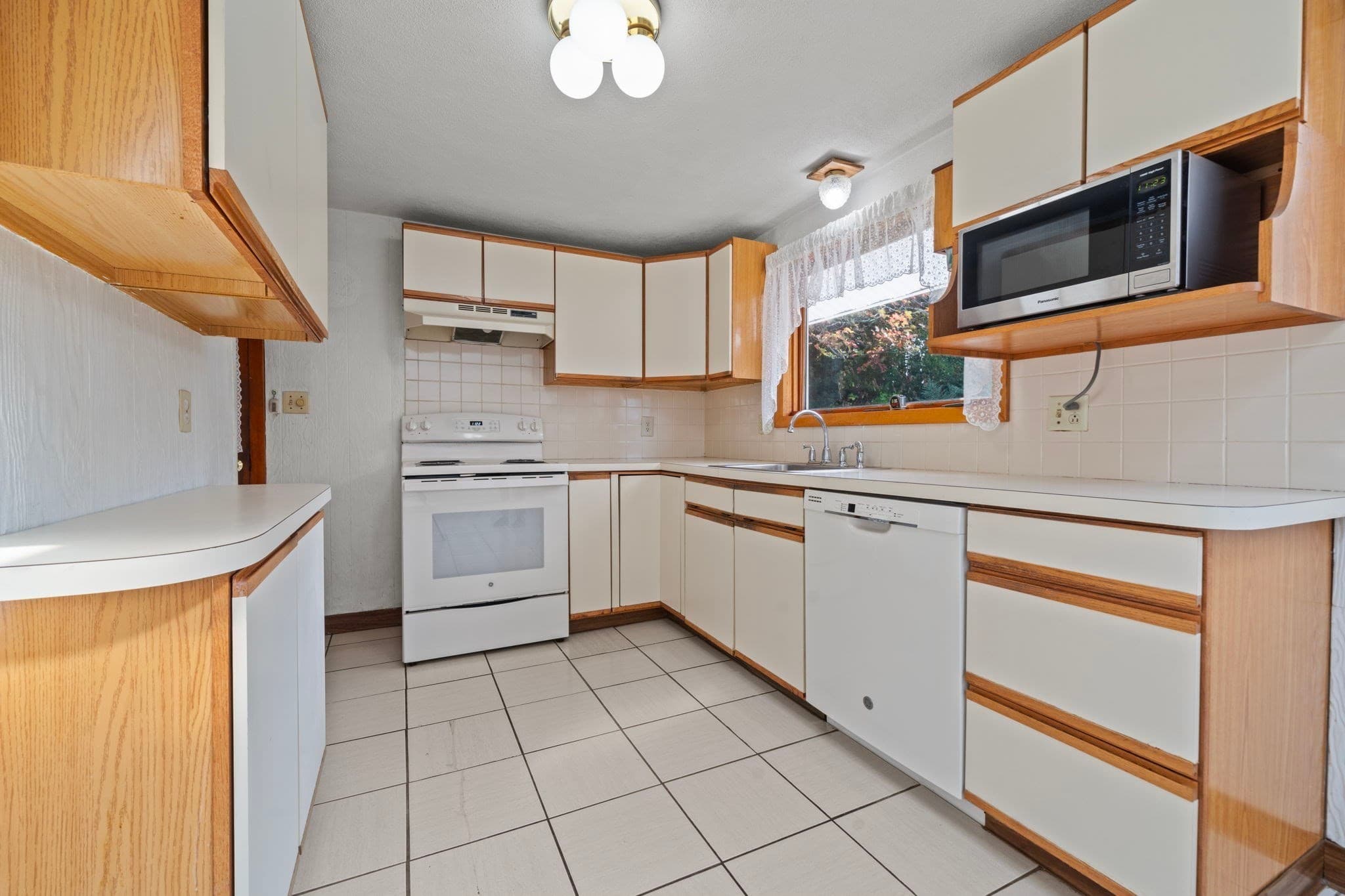 Single Family Residence at 5 Anderson St, Peabody MA 01960, photo 6 of 38
