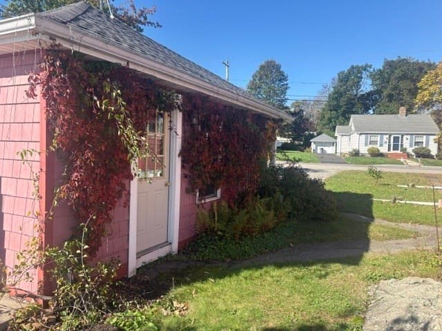 Single Family Residence at 3470 Riverside Ave, Somerset MA 02769, photo 5 of 18