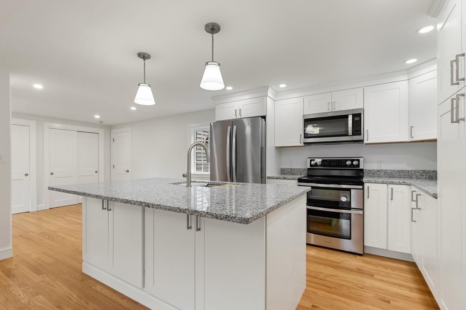 Single Family Residence at 12 "hog Hill Rd., Peabody MA 01960, photo 4 of 42