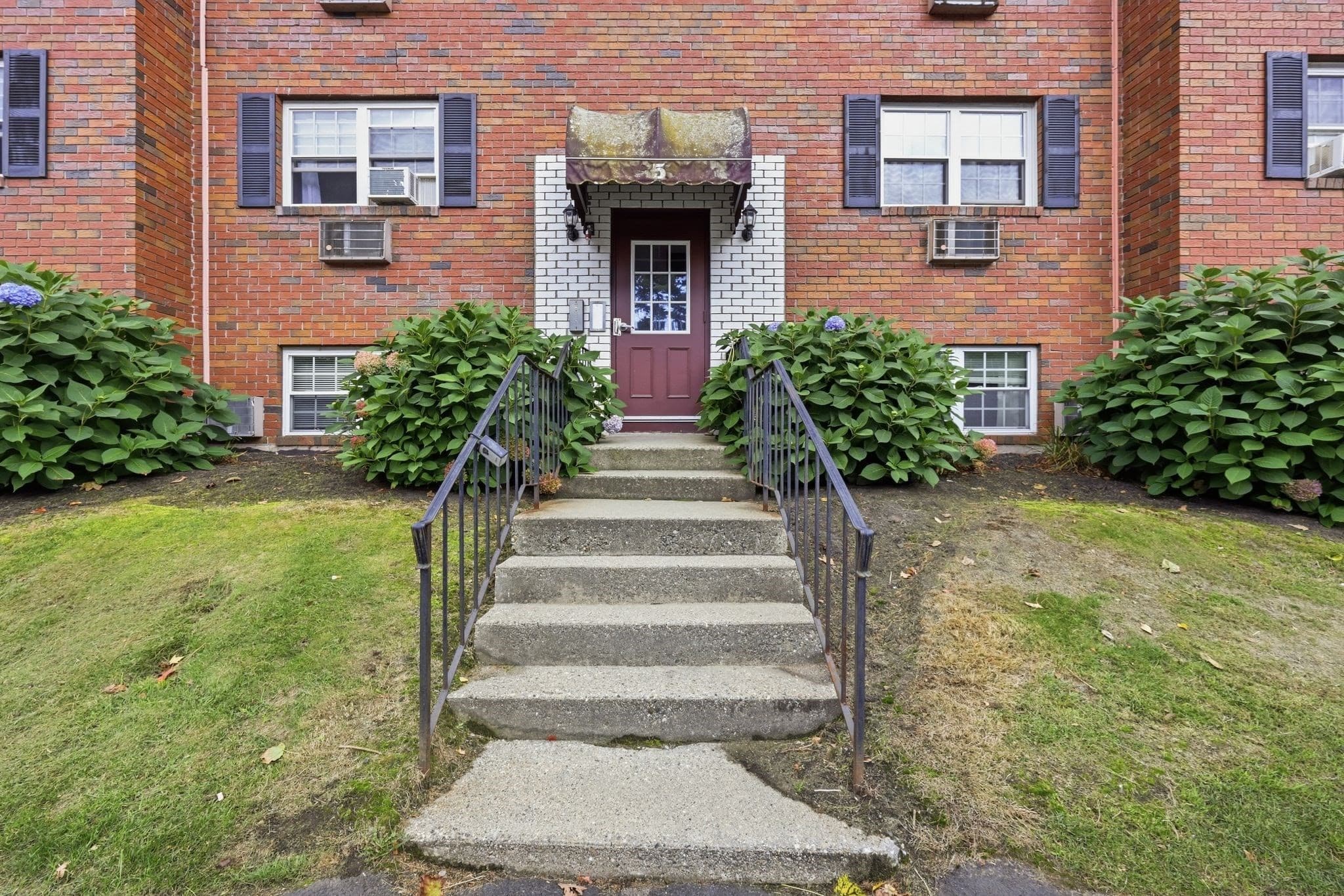 5 Maple Crest Circle, Holyoke MA 01040