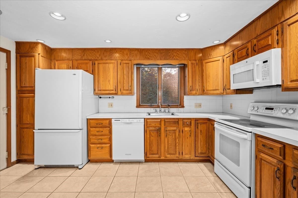 Single Family Residence at 4 Garrison Ln, Southborough MA 01772, Southborough, photo 3 of 42