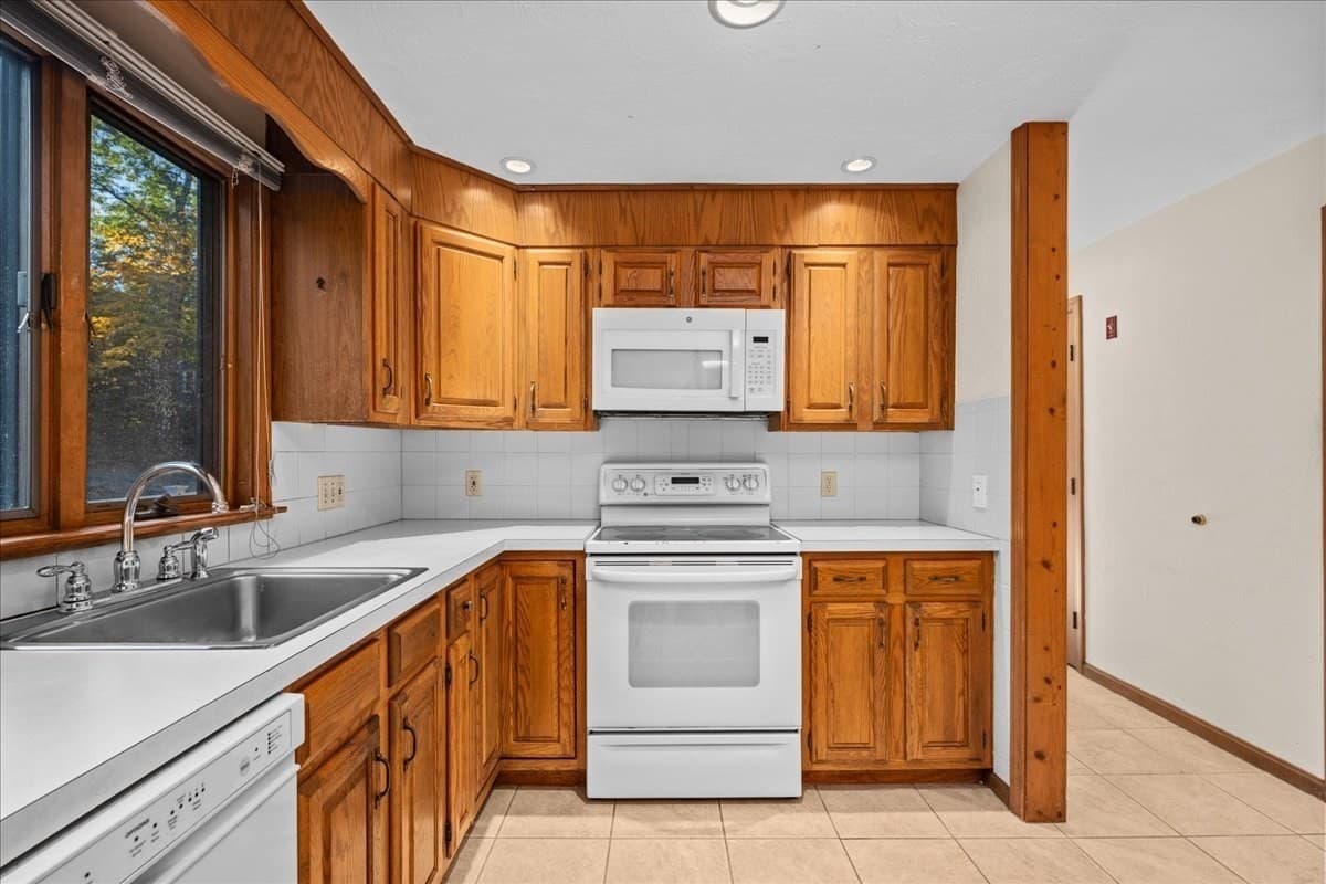 Single Family Residence at 4 Garrison Ln, Southborough MA 01772, Southborough, photo 5 of 42