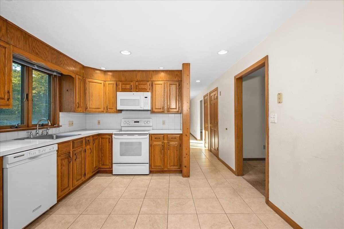 Single Family Residence at 4 Garrison Ln, Southborough MA 01772, Southborough, photo 4 of 42