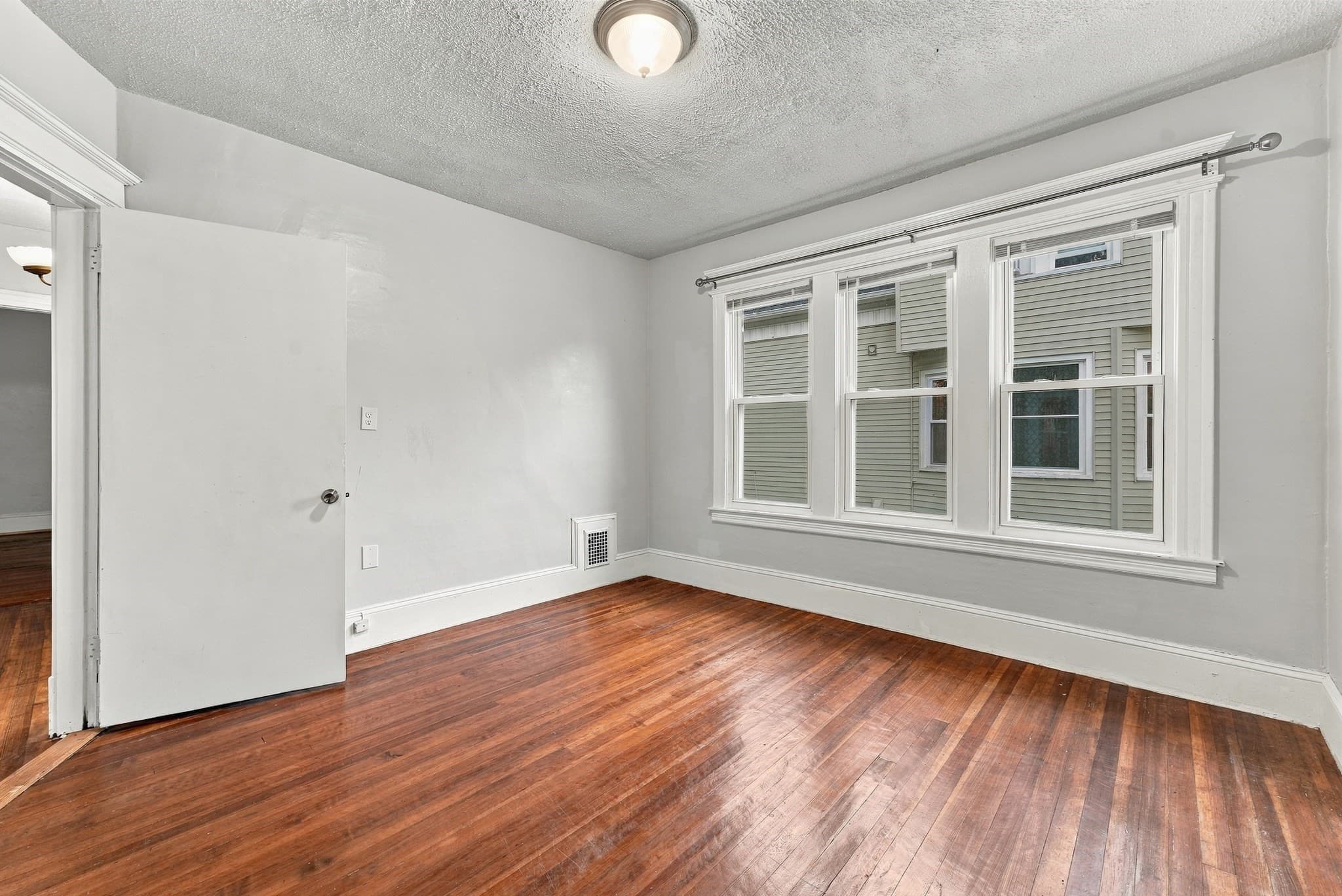 3 Family at 190 Oak St, Springfield MA 01151, Springfield, photo 14 of 40