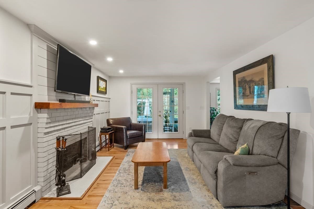 Single Family Residence at 865 Moraine St, Marshfield MA 02050, photo 9 of 42