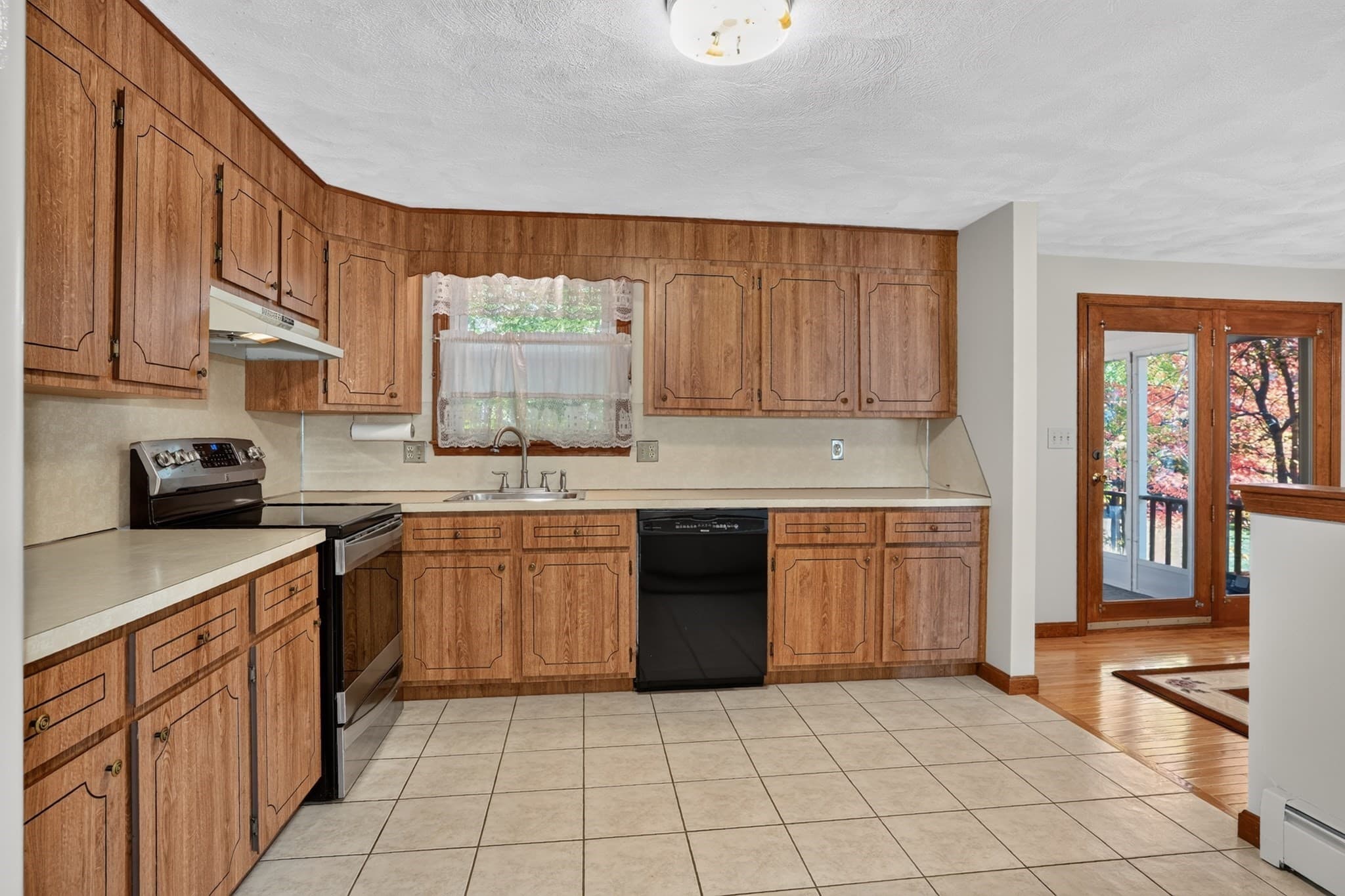 Single Family Residence at 4 Goodwin Dr, Burlington MA 01803, photo 12 of 33