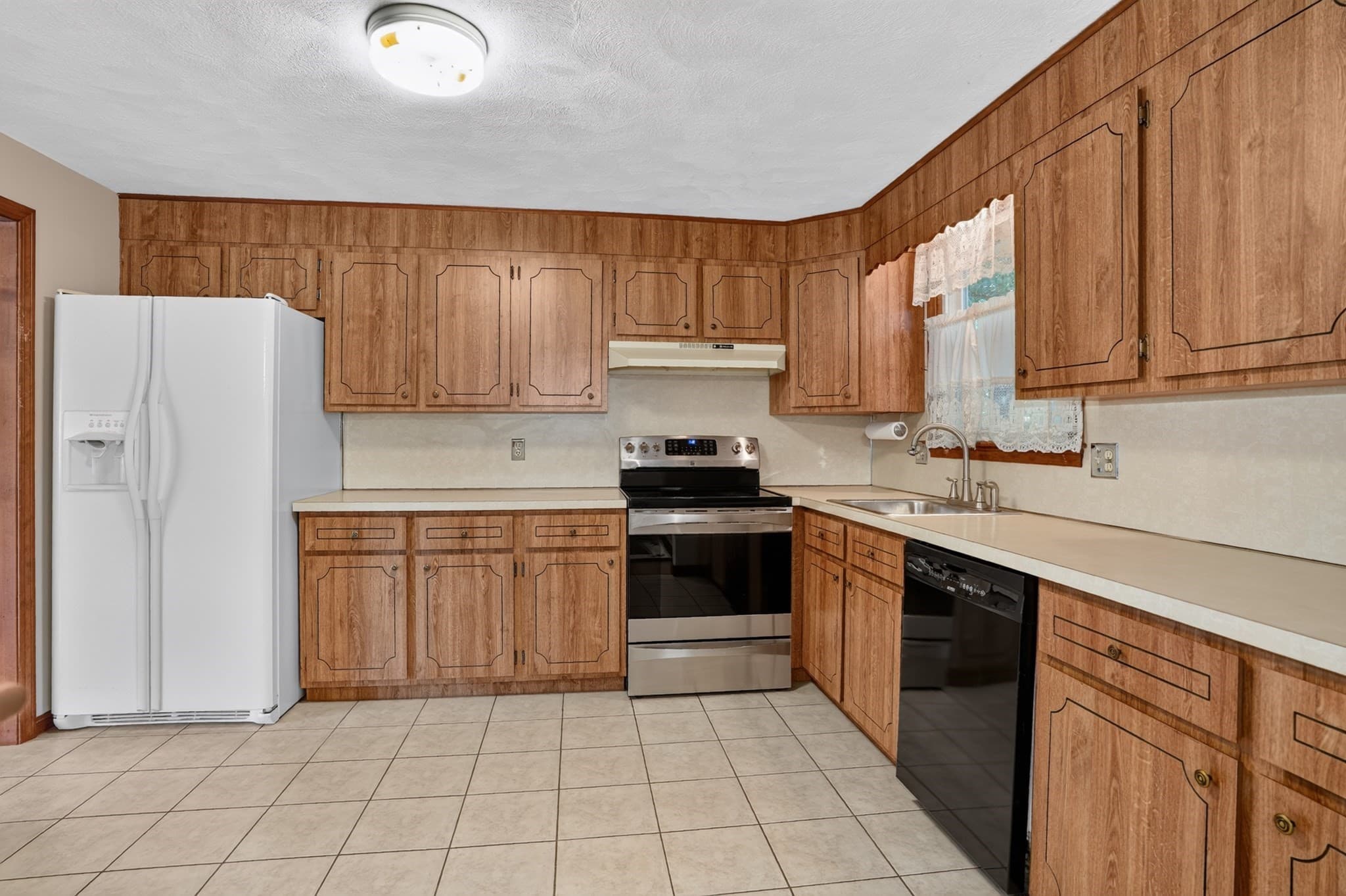 Single Family Residence at 4 Goodwin Dr, Burlington MA 01803, photo 11 of 33