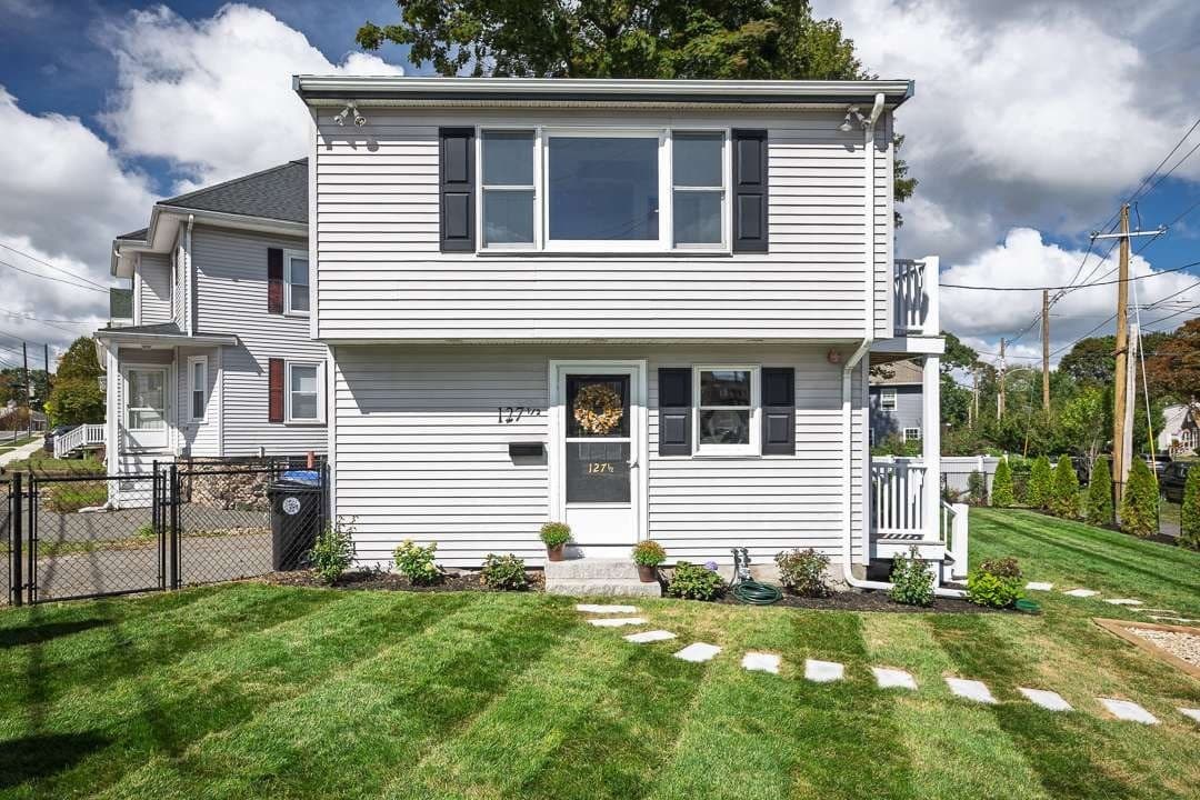 Condominium at 127 1/2 Bridge Street, Beverly MA 01915, photo 3 of 12