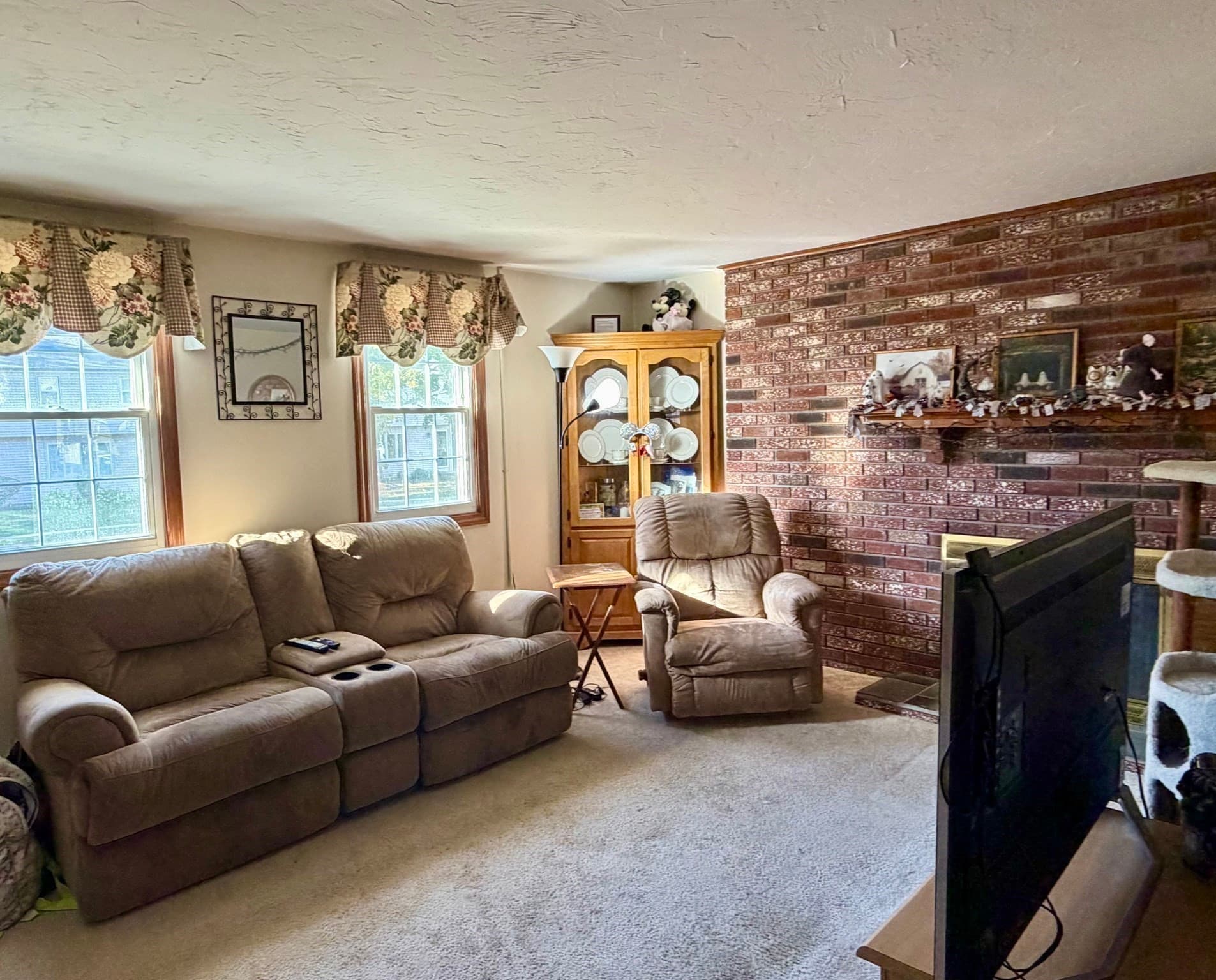 Condominium at 27 Tiffany Cir # 27, Millbury MA 01527, photo 3 of 17