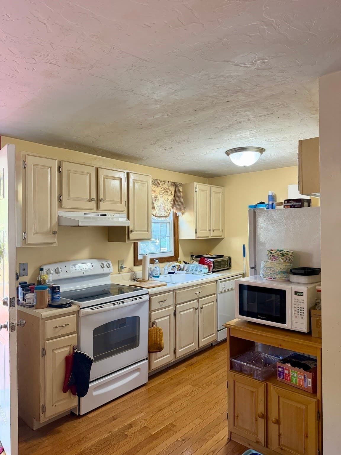Condominium at 27 Tiffany Cir # 27, Millbury MA 01527, photo 4 of 17