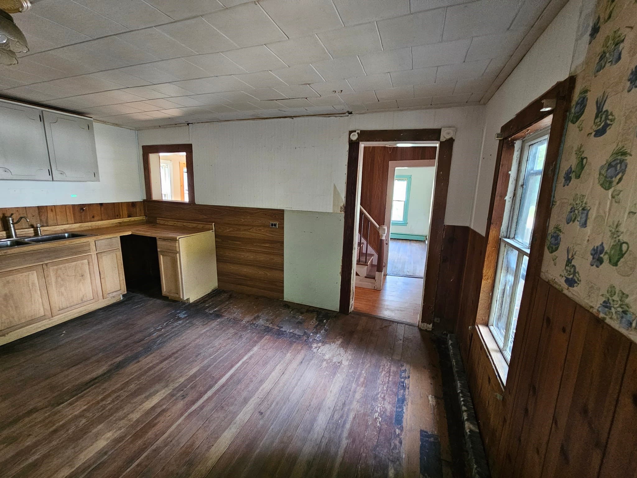 Single Family Residence at 28 Carpenter St, Warren MA 01083, photo 5 of 14