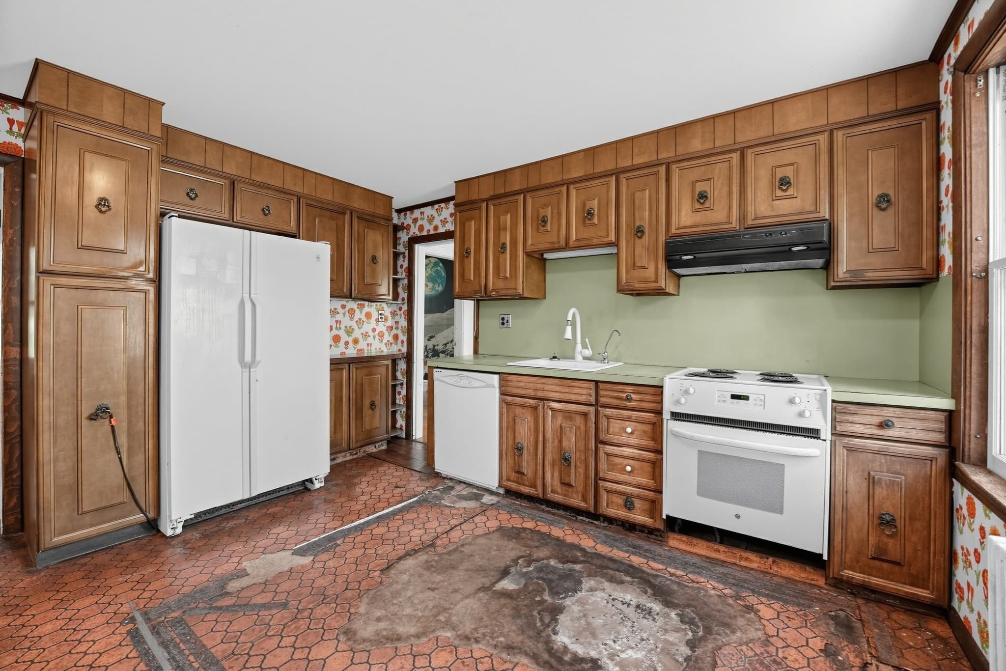 Single Family Residence at 139 Union St, Weymouth MA 02190, photo 13 of 36