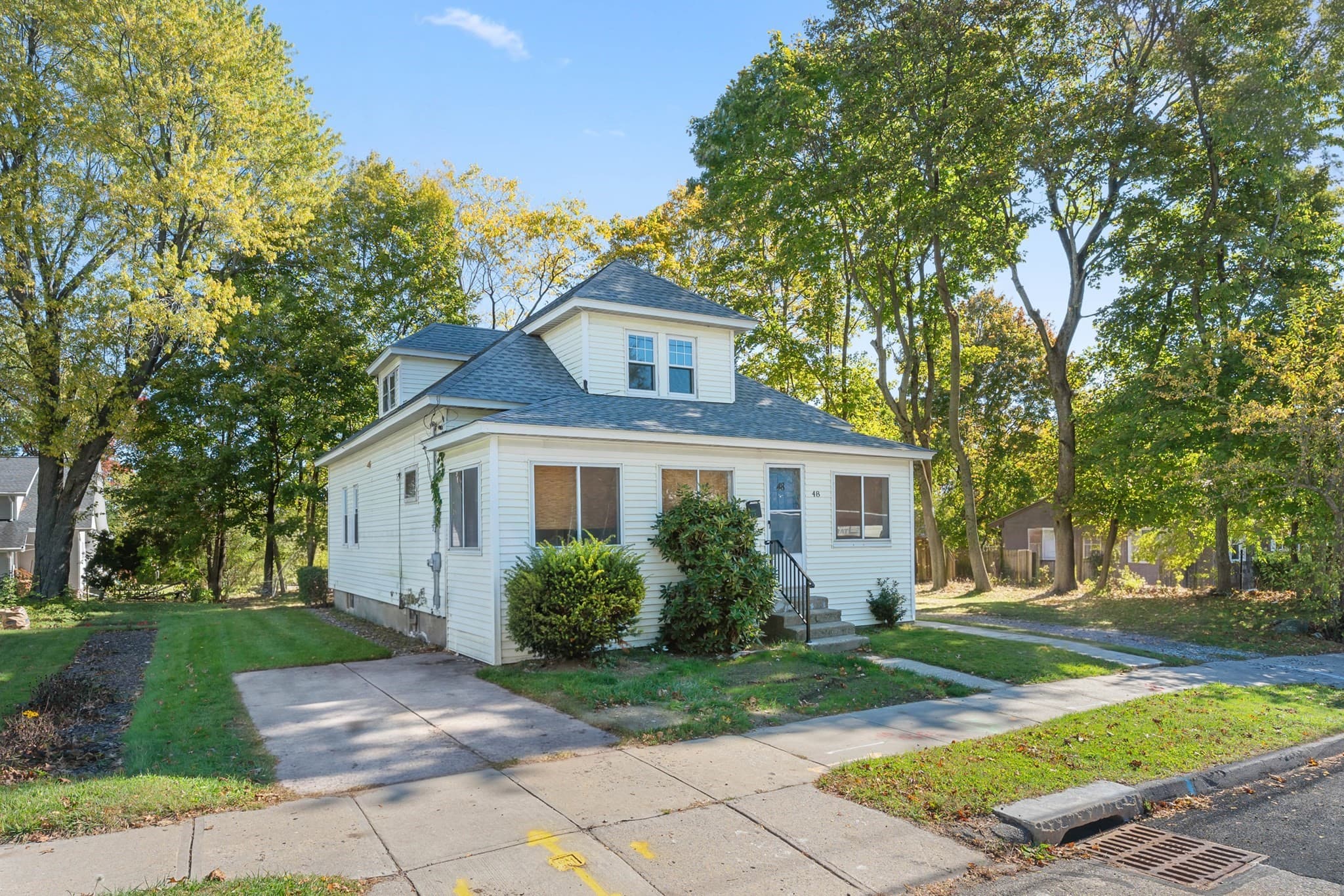 Single Family Residence at 48 Beverly Rd, Worcester MA 01605, photo 2 of 38