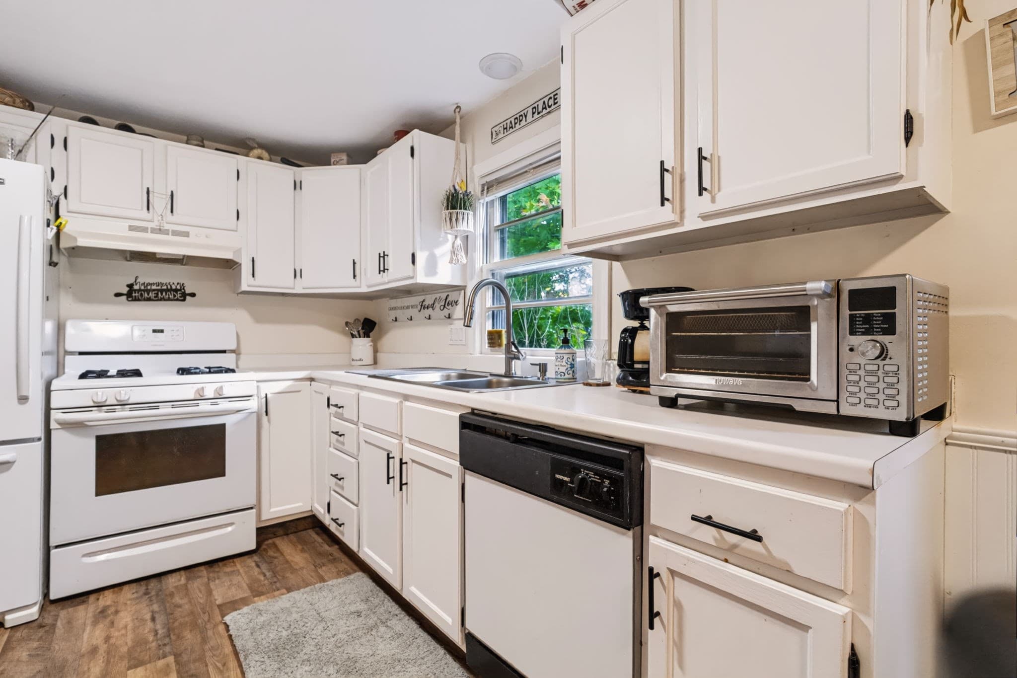 Single Family Residence at 119 Bacon Rd, Springfield MA 01119, photo 5 of 28